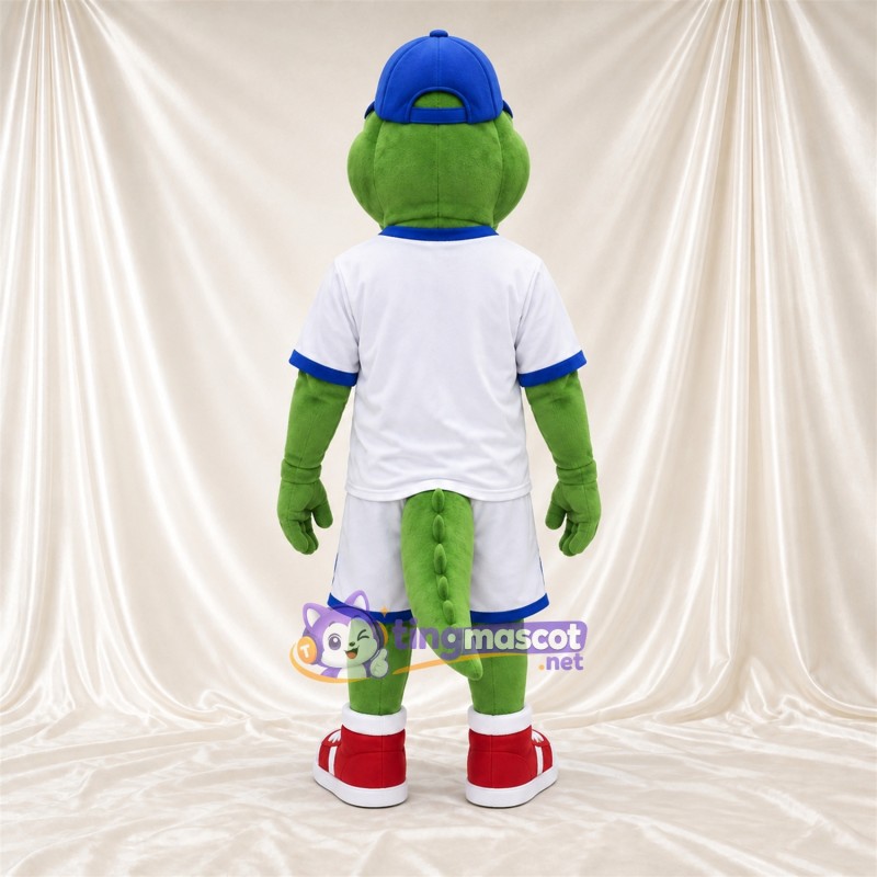 Costume de mascotte Crocodile – vert – Tenue de sport (blanc); Casquette (bleu) Costume de mascotte Crocodile – vert – Tenue de sport (blanc); Casquette (bleu)