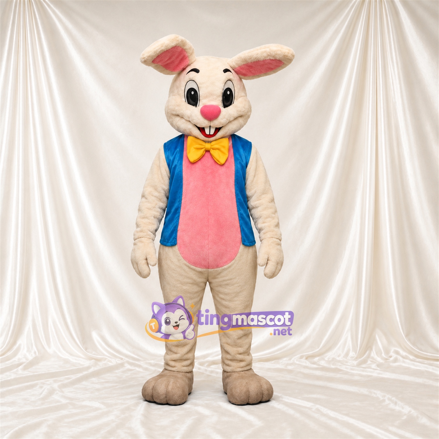 Costume de mascotte Lapin – brun clair – Gilet (bleu); Nœud papillon (jaune) Costume de mascotte Lapin – brun clair – Gilet (bleu); Nœud papillon (jaune)