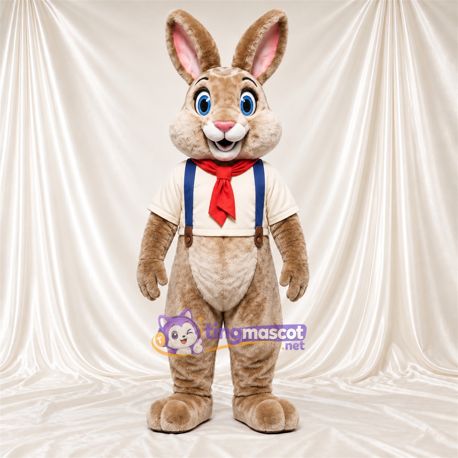 Costume de mascotte Lapin – brun clair – Bretelles; Écharpe (rouge) Costume de mascotte Lapin – brun clair – Bretelles; Écharpe (rouge)