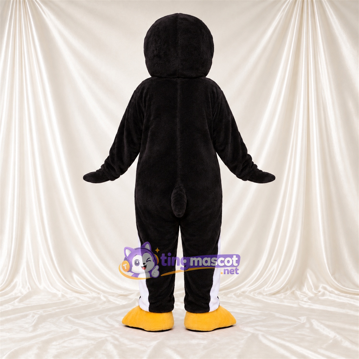 Costume de mascotte Pingouin – noir / blanc – Pieds (jaune); Langue (rose) Costume de mascotte Pingouin – noir / blanc – Pieds (jaune); Langue (rose)