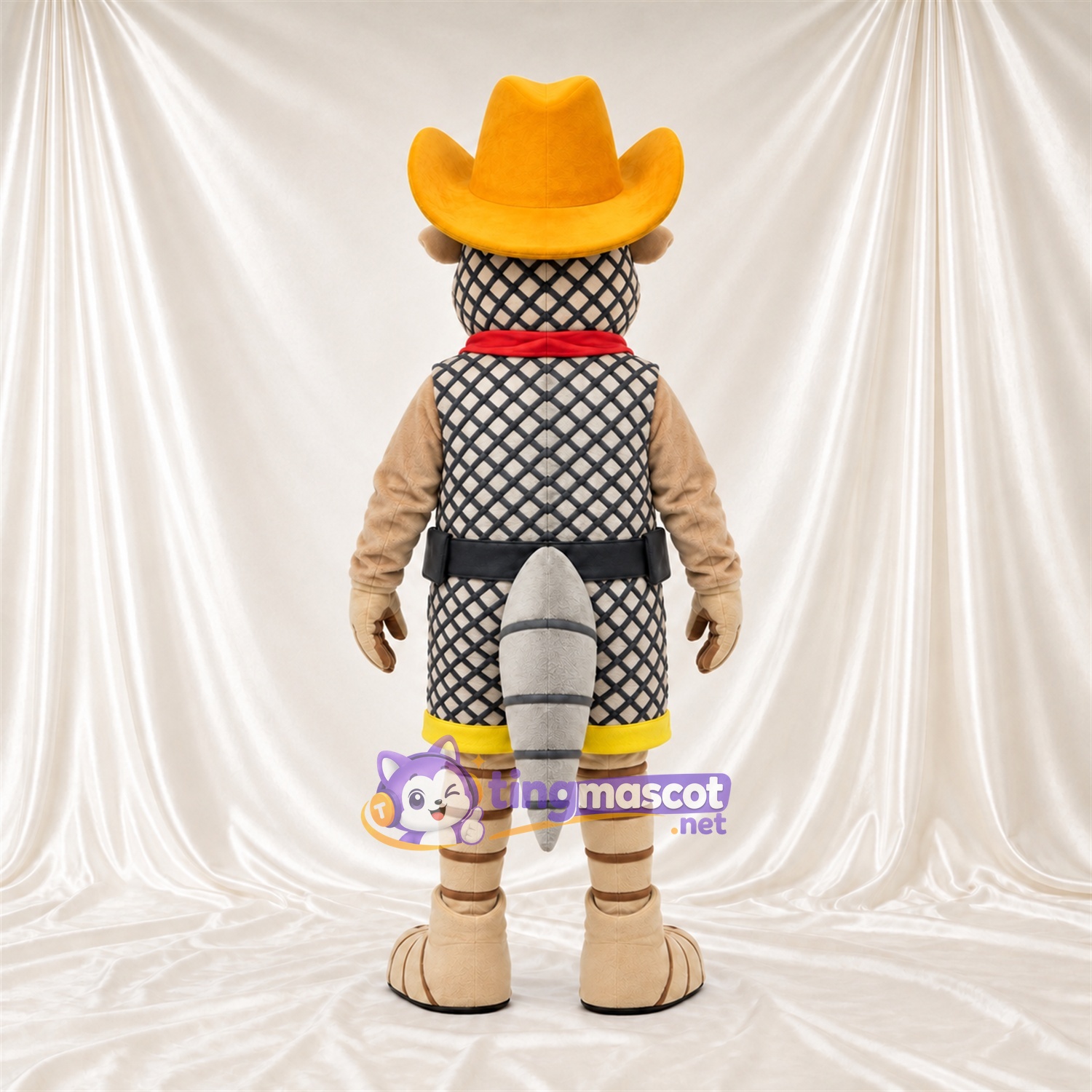 Costume de mascotte Tatou – brun clair – Chapeau de cowboy; Bandana (rouge) Costume de mascotte Tatou – brun clair – Chapeau de cowboy; Bandana (rouge)