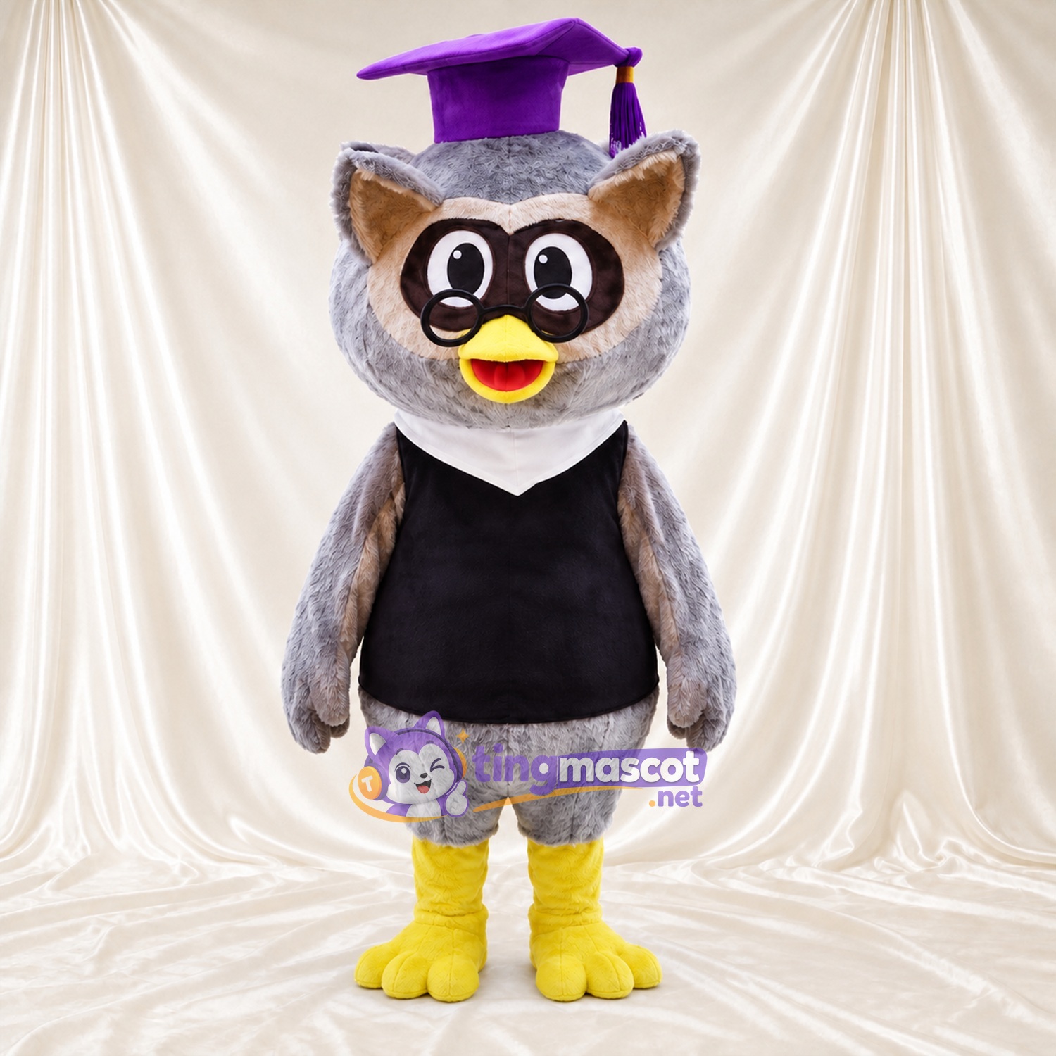 Costume de mascotte Hibou – gris – Coiffe de diplômé (violet); Gilet (noir) Costume de mascotte Hibou – gris – Coiffe de diplômé (violet); Gilet (noir)