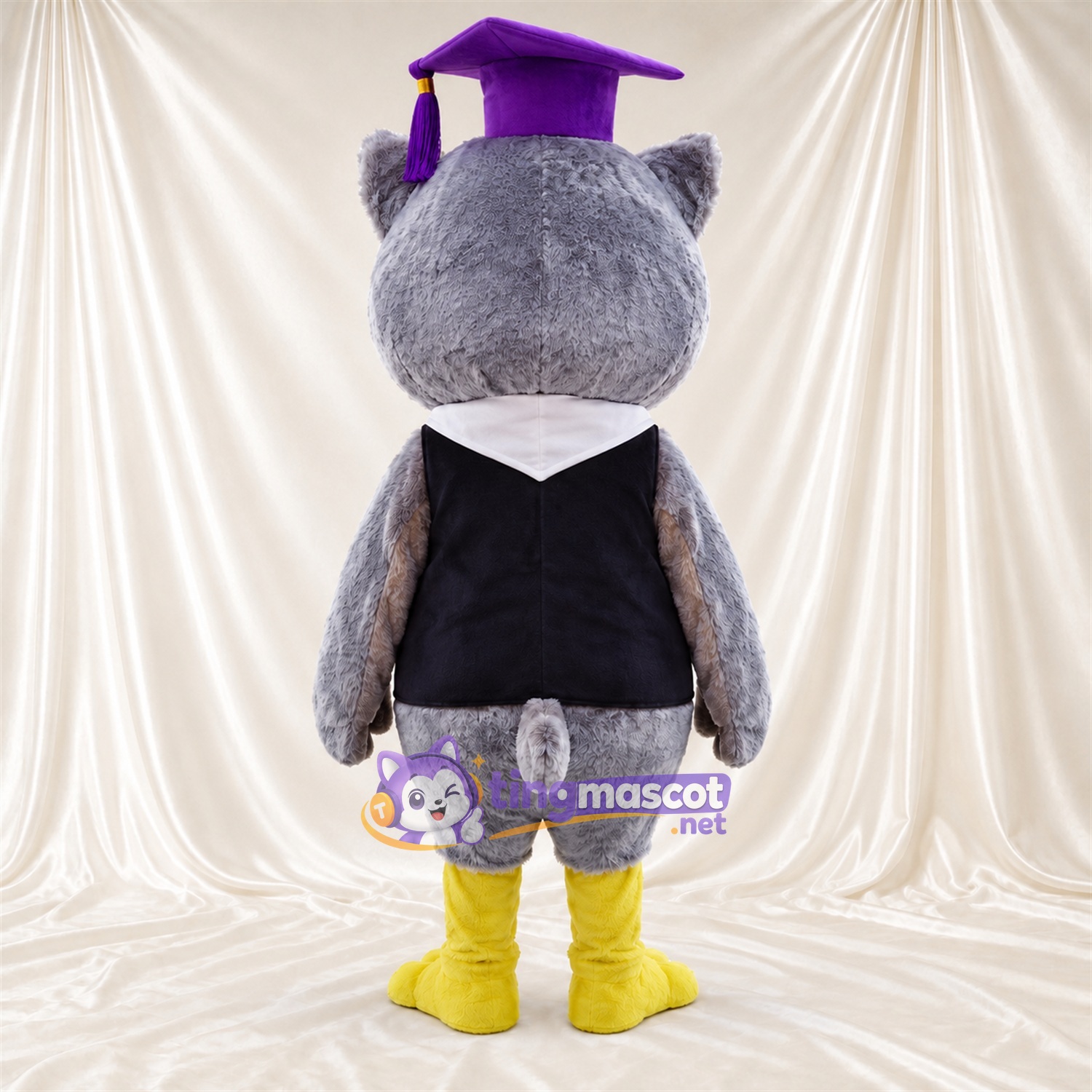 Costume de mascotte Hibou – gris – Coiffe de diplômé (violet); Gilet (noir) Costume de mascotte Hibou – gris – Coiffe de diplômé (violet); Gilet (noir)