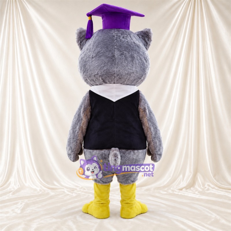 Costume de mascotte Hibou – gris – Coiffe de diplômé (violet); Gilet (noir) Costume de mascotte Hibou – gris – Coiffe de diplômé (violet); Gilet (noir)