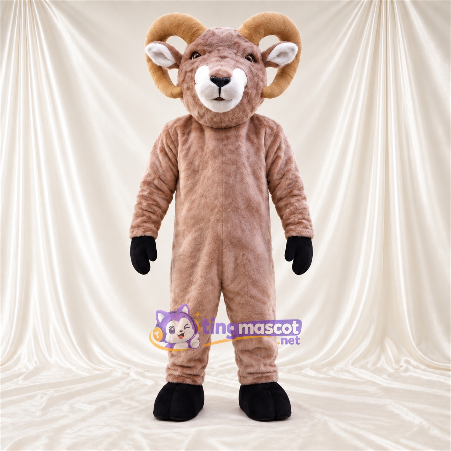 Costume de mascotte Bélier – brun clair – Sabots (noir); Cornes (brun clair) Costume de mascotte Bélier – brun clair – Sabots (noir); Cornes (brun clair)