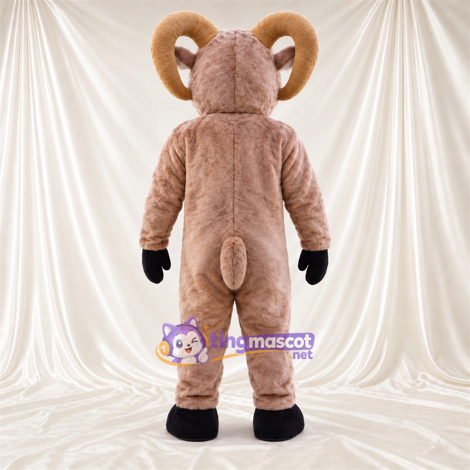 Costume de mascotte Bélier – brun clair – Sabots (noir); Cornes (brun clair) Costume de mascotte Bélier – brun clair – Sabots (noir); Cornes (brun clair)