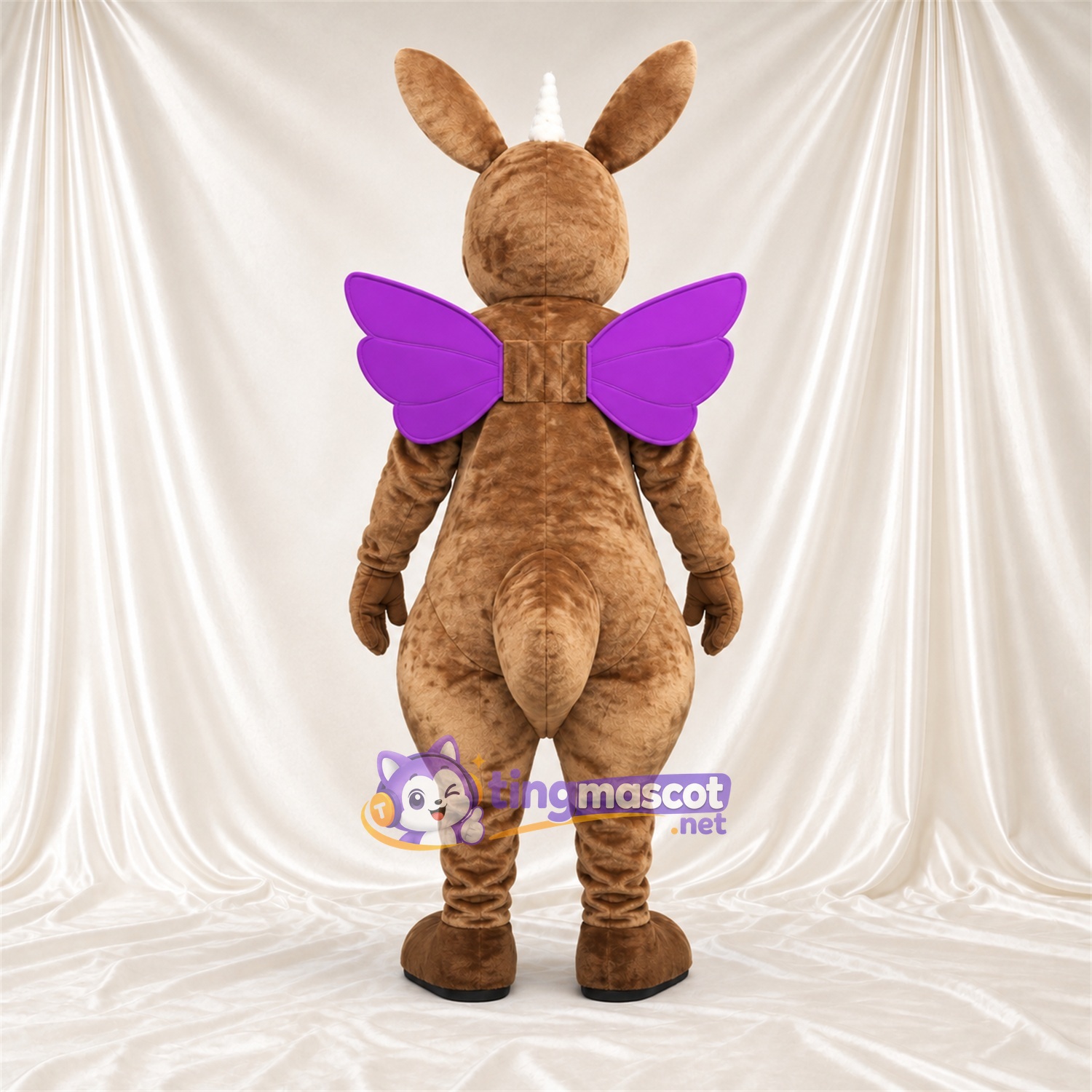 Maskottchenkostüm Fantasiewesen – braun – Flügel (violett); Horn (weiß) Maskottchenkostüm Fantasiewesen – braun – Flügel (violett); Horn (weiß)