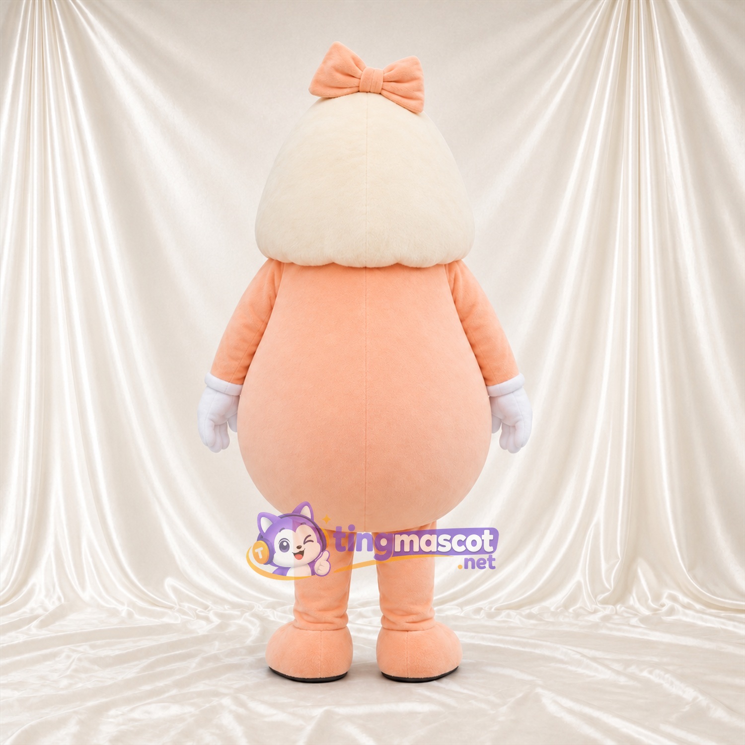 Maskottchenkostüm Dessertfigur – pfirsichfarben / creme – Schleife (pfirsichfarben); Handschuhe (weiß) Maskottchenkostüm Dessertfigur – pfirsichfarben / creme – Schleife (pfirsichfarben); Handschuhe (weiß)