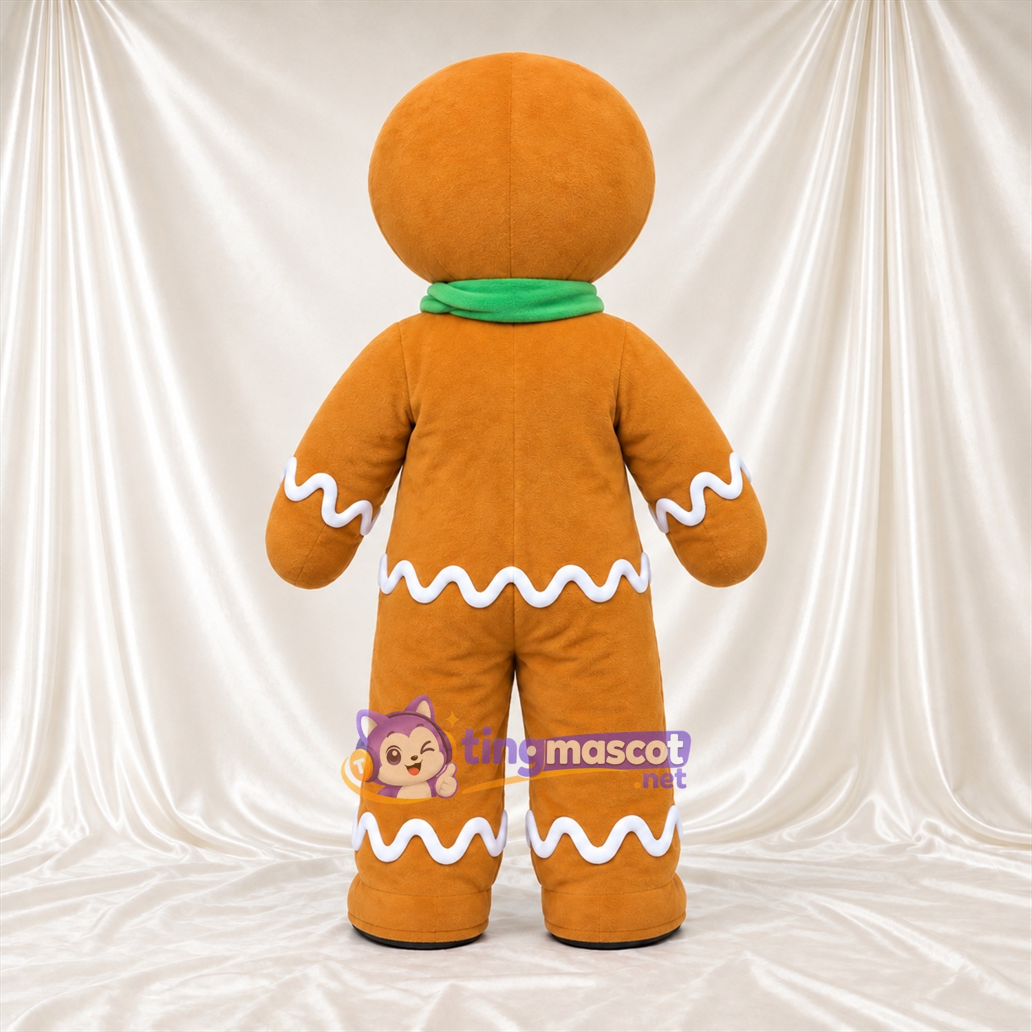 Costume de mascotte Bonhomme en pain d’épices – marron – Écharpe (vert); Boutons Costume de mascotte Bonhomme en pain d’épices – marron – Écharpe (vert); Boutons