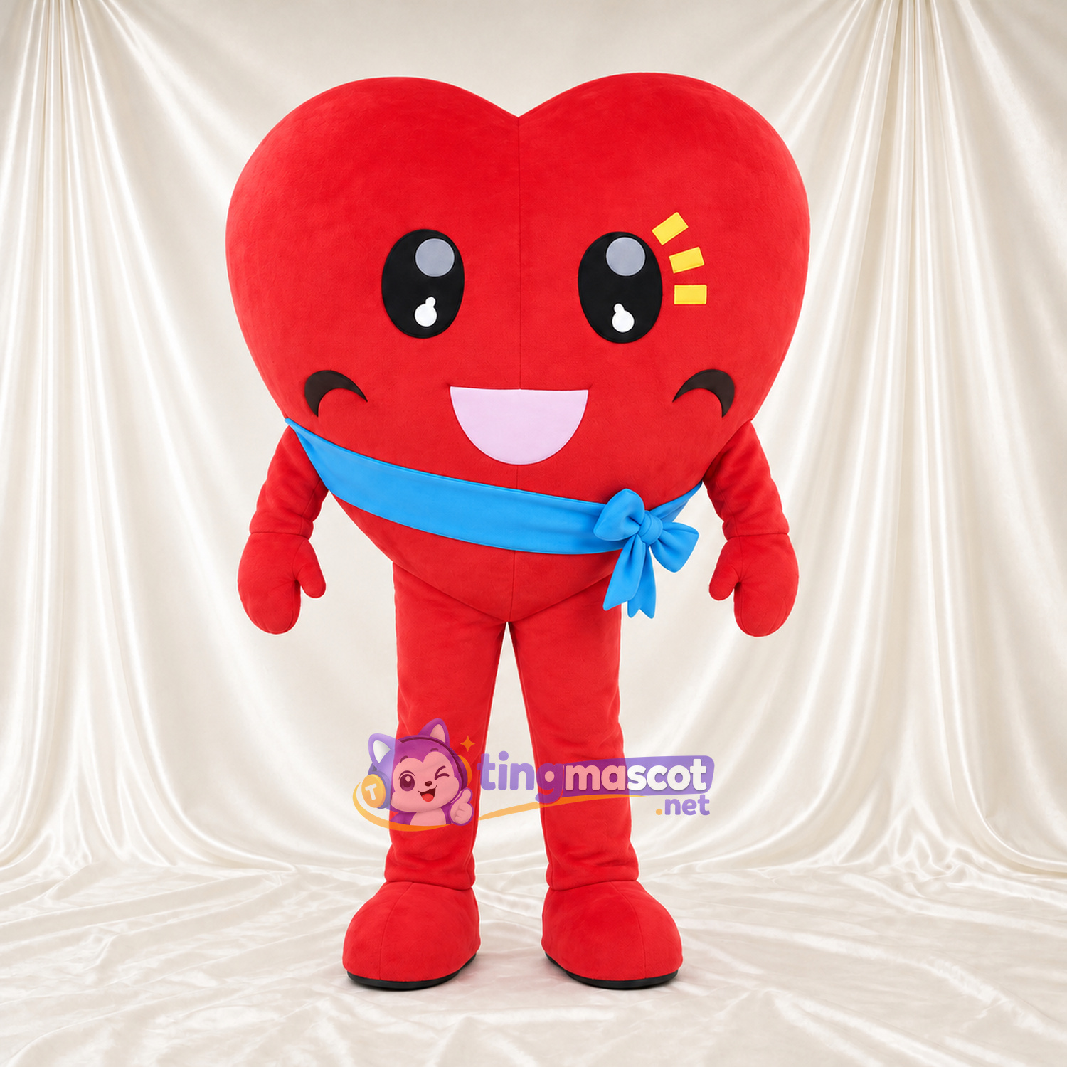 Costume de mascotte Cœur – rouge – Écharpe en bandoulière (bleu) Costume de mascotte Cœur – rouge – Écharpe en bandoulière (bleu)