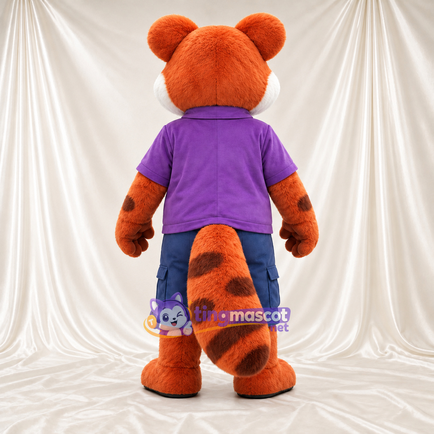 Costume de mascotte Panda roux – orange / marron – Chemise (violet); Cravate (gris) Costume de mascotte Panda roux – orange / marron – Chemise (violet); Cravate (gris)