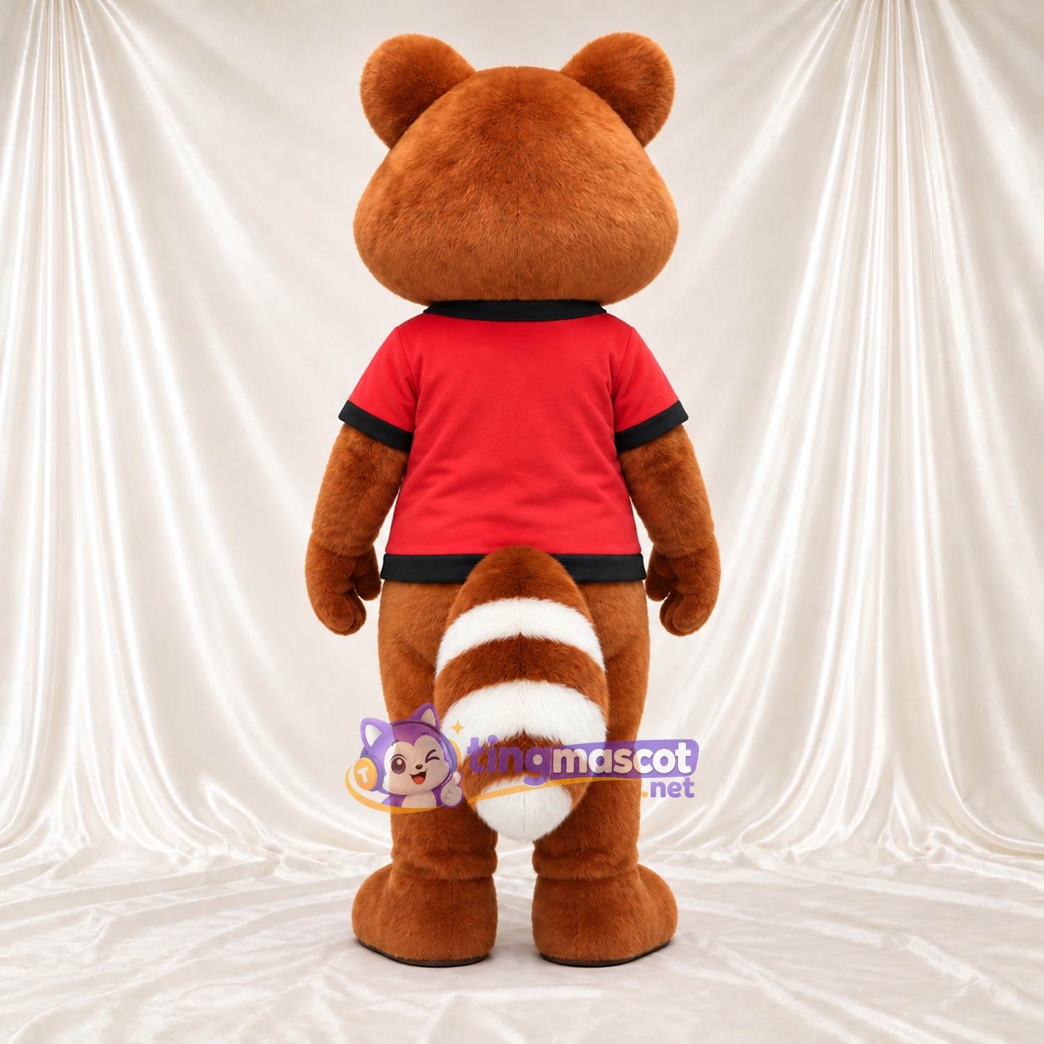 Costume de mascotte Panda roux – marron – Polo (rouge) Costume de mascotte Panda roux – marron – Polo (rouge)