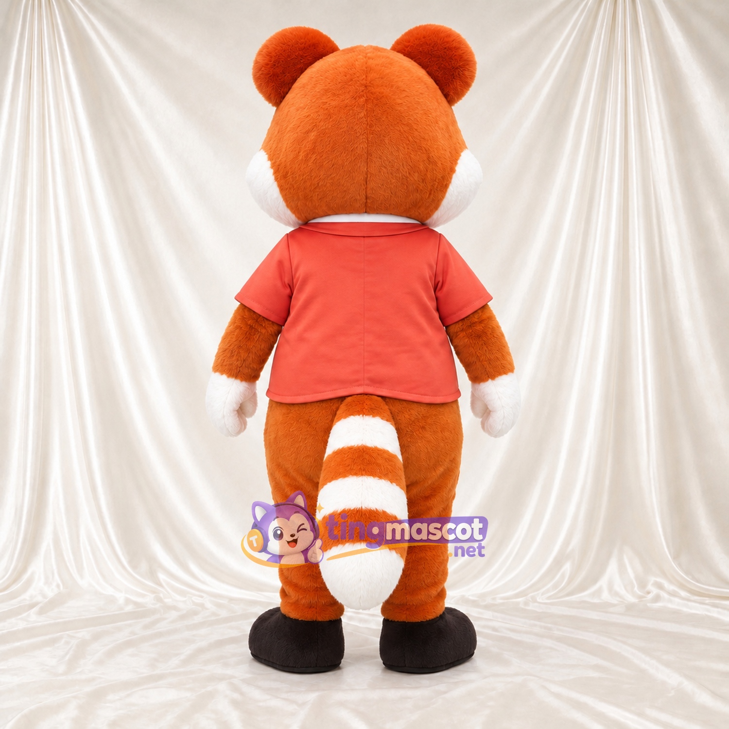 Costume de mascotte Panda roux – orange / marron – Chemise; Cravate (rouge) Costume de mascotte Panda roux – orange / marron – Chemise; Cravate (rouge)