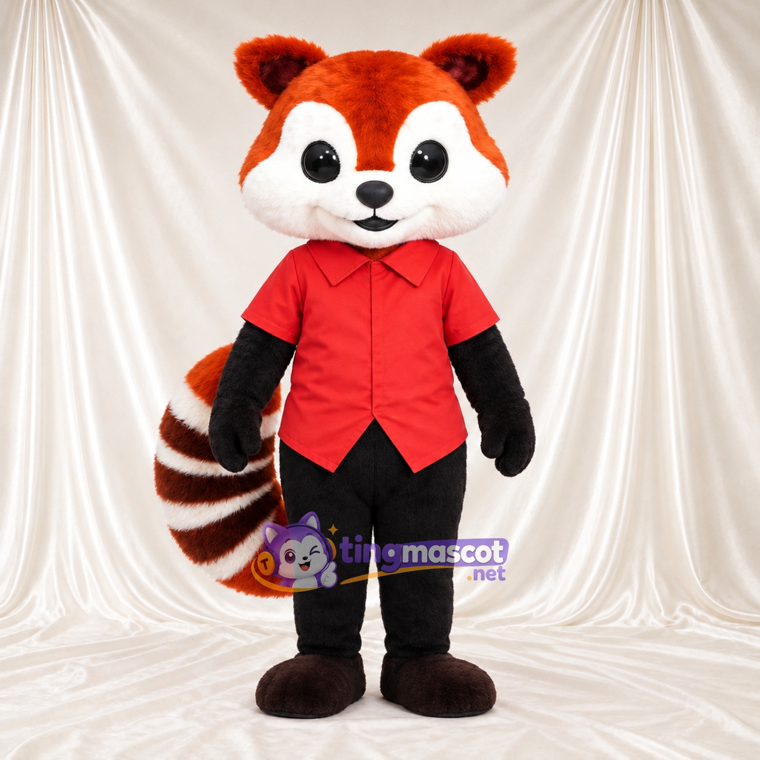Costume de mascotte Panda roux – orange / marron – Chemise (rouge); Pantalon (noir) Costume de mascotte Panda roux – orange / marron – Chemise (rouge); Pantalon (noir)