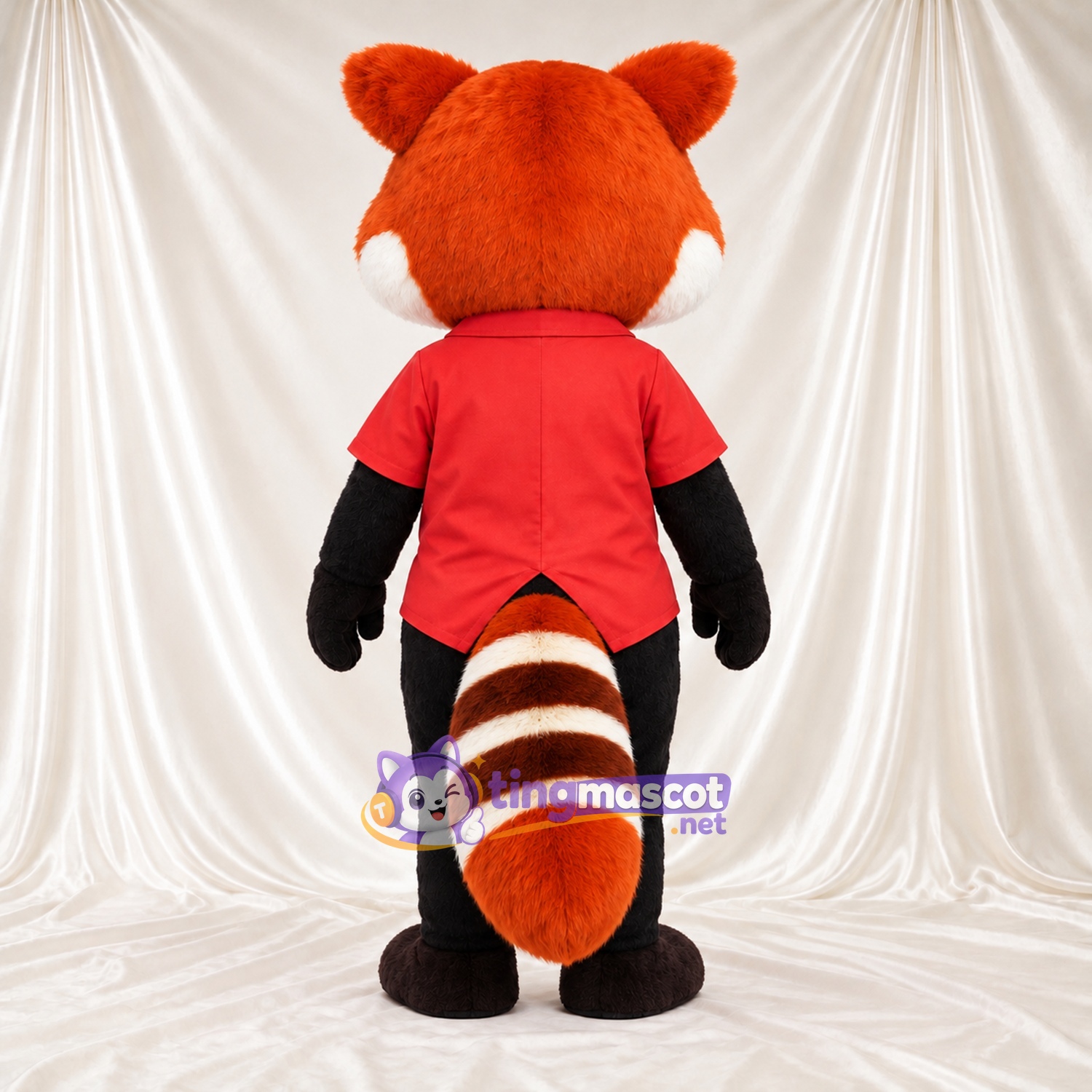 Costume de mascotte Panda roux – orange / marron – Chemise (rouge); Pantalon (noir) Costume de mascotte Panda roux – orange / marron – Chemise (rouge); Pantalon (noir)