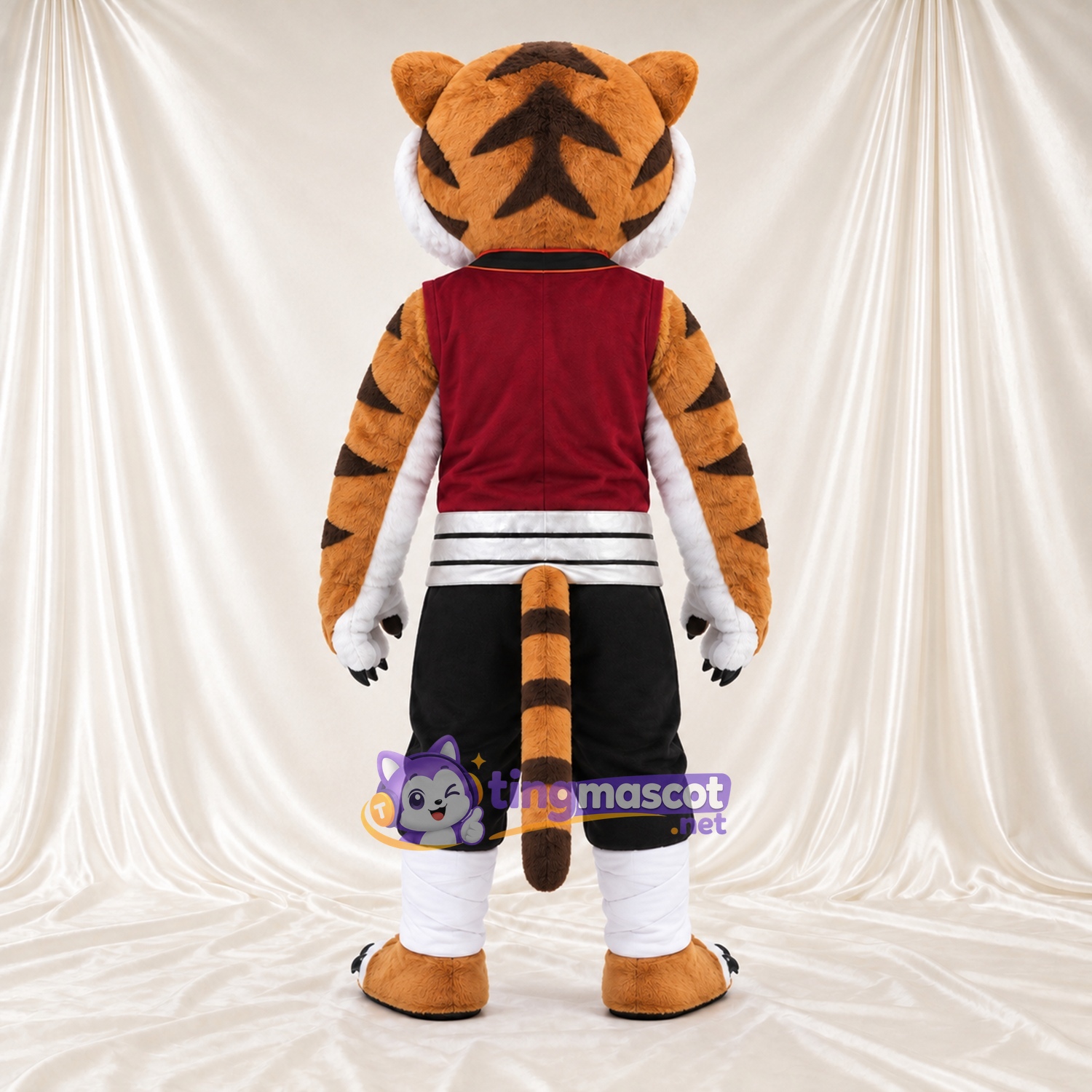 Costume de mascotte Tigre – orange / noir – Gilet (bordeaux foncé); Short (noir) Costume de mascotte Tigre – orange / noir – Gilet (bordeaux foncé); Short (noir)