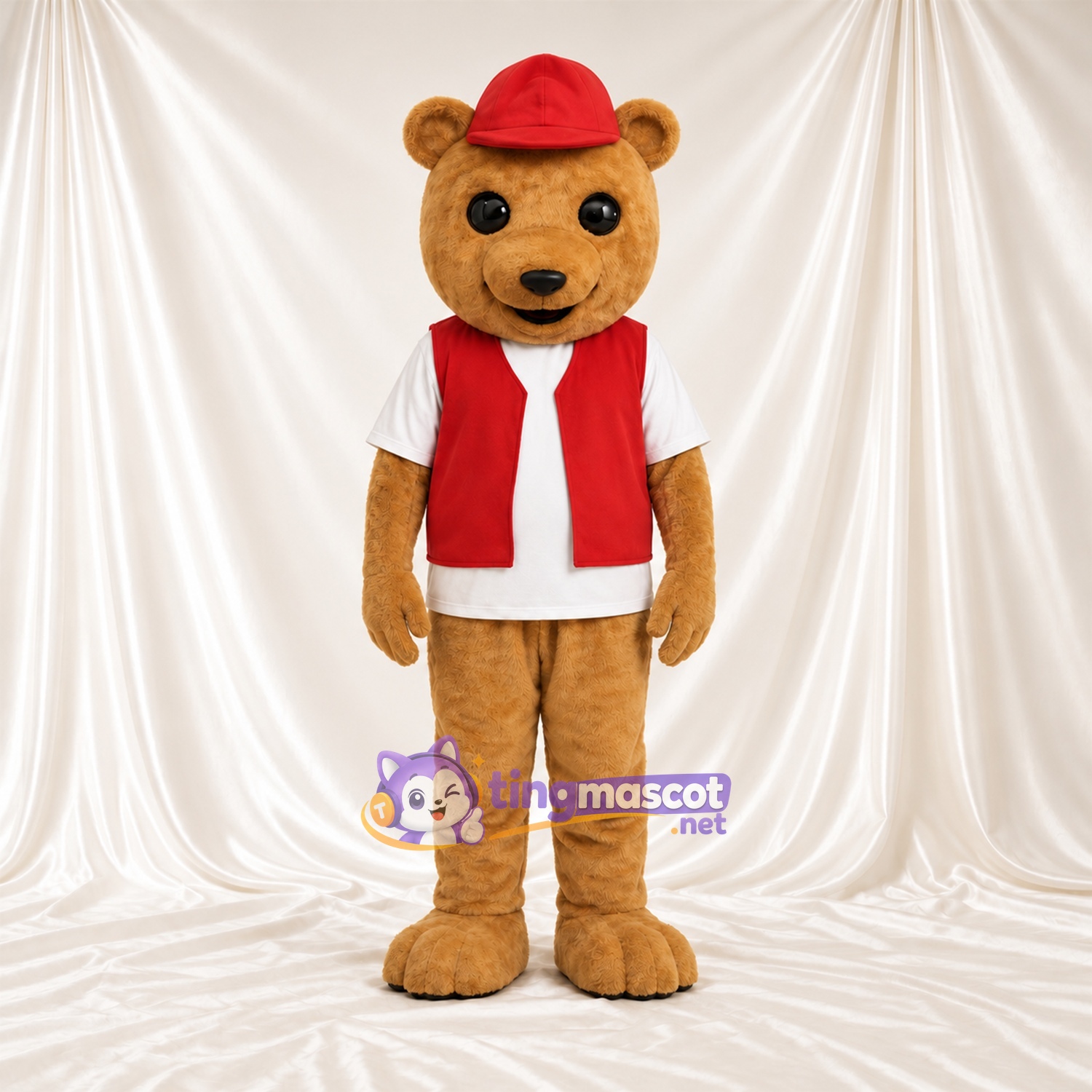 Maskottchenkostüm Bär – hellbraun – Kappe (rot); Weste Maskottchenkostüm Bär – hellbraun – Kappe (rot); Weste