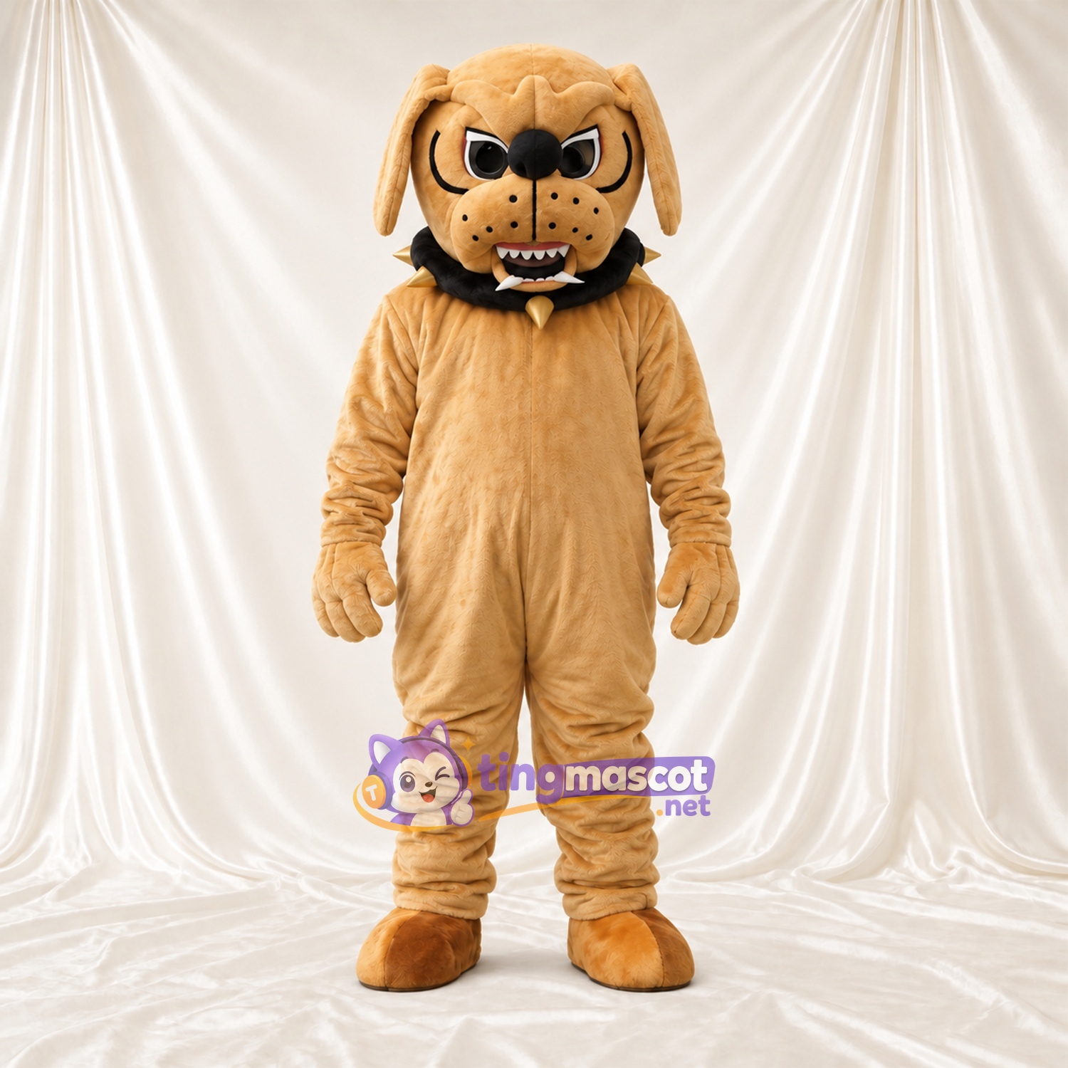 Costume de mascotte Bouledogue – brun clair – Crocs pointus; Collier à pointes Costume de mascotte Bouledogue – brun clair – Crocs pointus; Collier à pointes