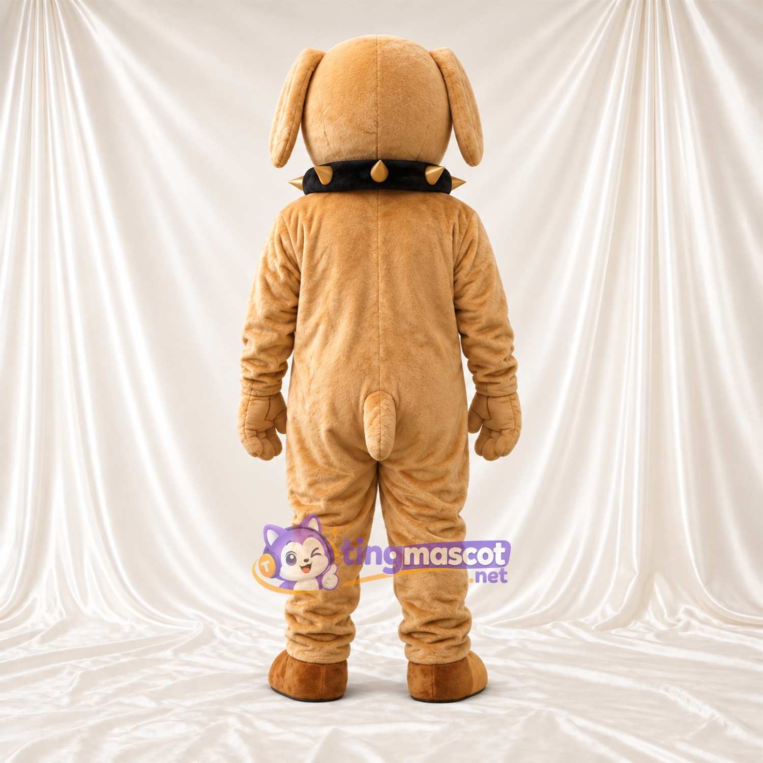 Costume de mascotte Bouledogue – brun clair – Crocs pointus; Collier à pointes Costume de mascotte Bouledogue – brun clair – Crocs pointus; Collier à pointes