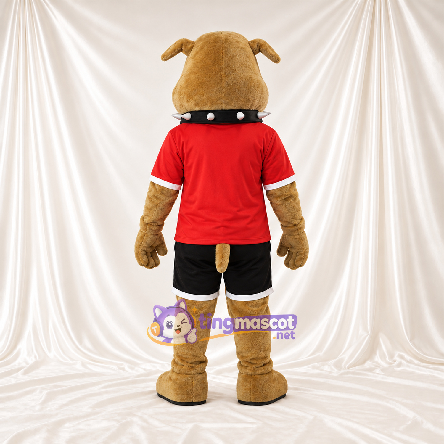 Costume de mascotte Bouledogue – brun clair – Chemise (rouge); Short (noir) Costume de mascotte Bouledogue – brun clair – Chemise (rouge); Short (noir)