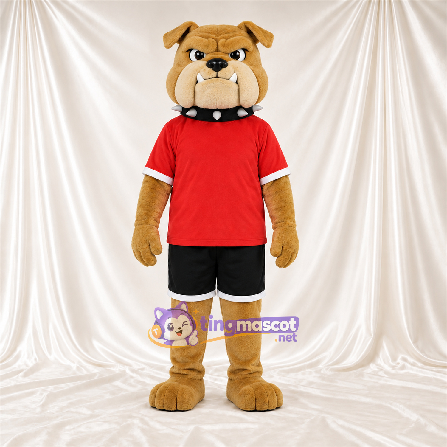 Costume de mascotte Bouledogue – brun clair – Chemise (rouge); Short (noir) Costume de mascotte Bouledogue – brun clair – Chemise (rouge); Short (noir)