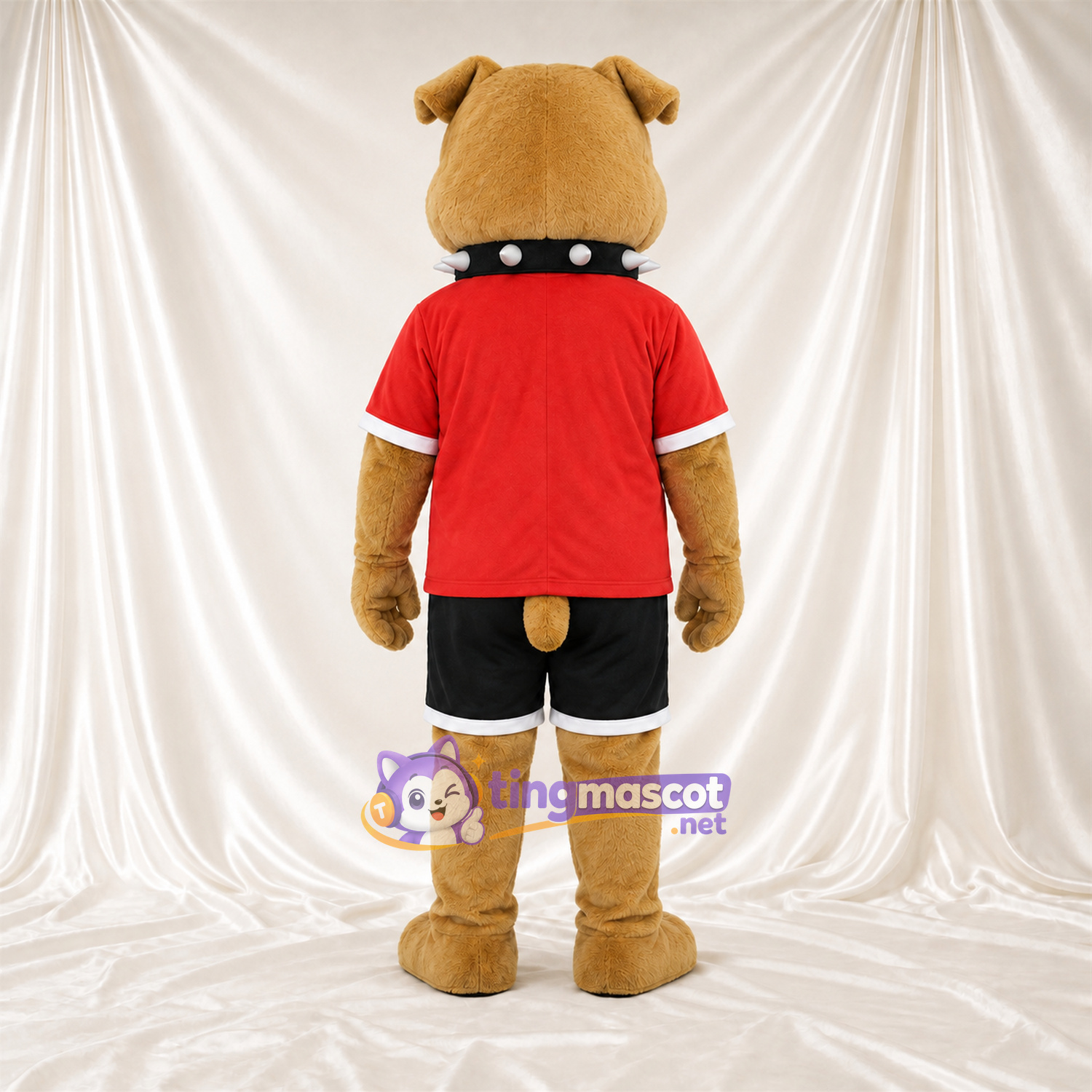 Costume de mascotte Bouledogue – brun clair – Chemise (rouge); Short (noir) Costume de mascotte Bouledogue – brun clair – Chemise (rouge); Short (noir)