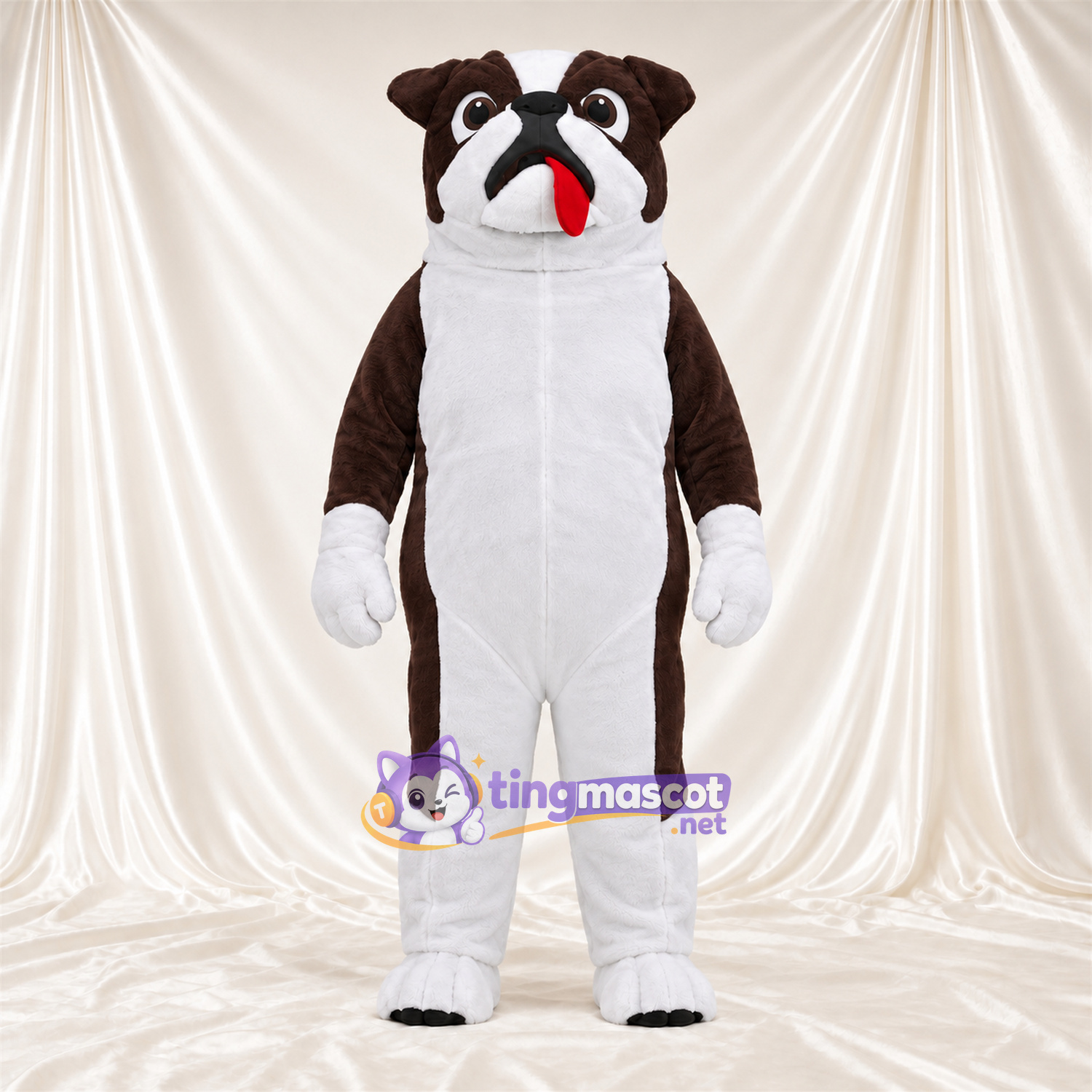 Costume de mascotte Bouledogue – marron / blanc – Langue (rouge); Bas des jambes (blanc) Costume de mascotte Bouledogue – marron / blanc – Langue (rouge); Bas des jambes (blanc)