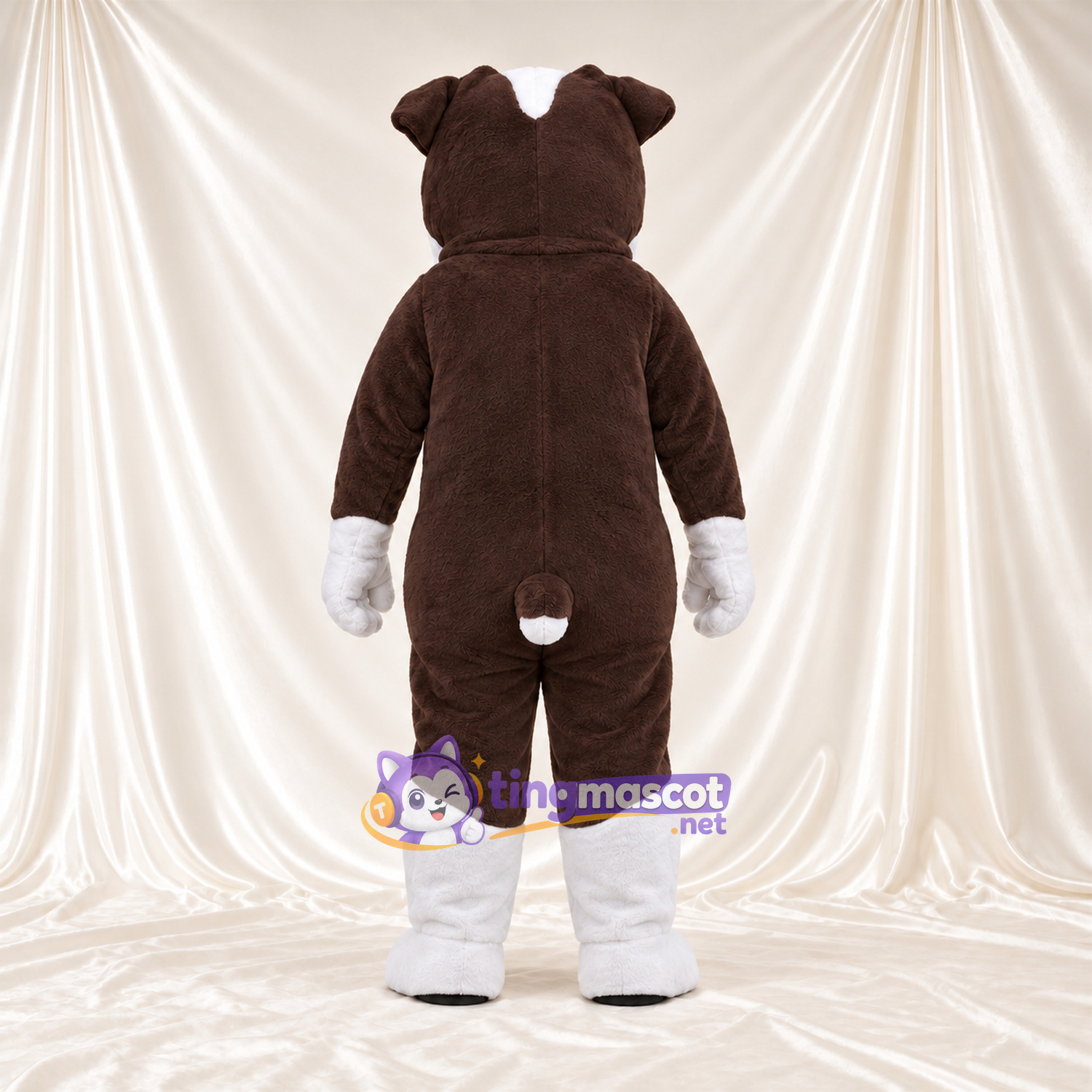 Costume de mascotte Bouledogue – marron / blanc – Langue (rouge); Bas des jambes (blanc) Costume de mascotte Bouledogue – marron / blanc – Langue (rouge); Bas des jambes (blanc)