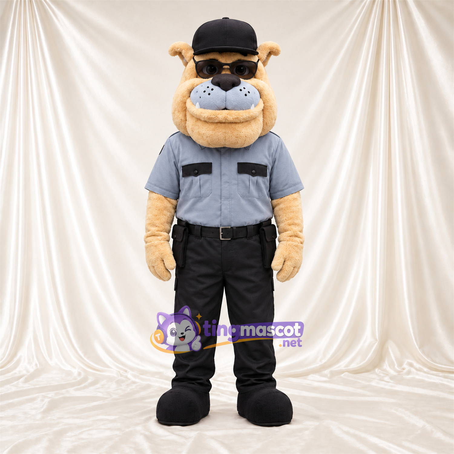 Costume de mascotte Bouledogue – brun clair – Chemise (gris); Pantalon (noir) Costume de mascotte Bouledogue – brun clair – Chemise (gris); Pantalon (noir)
