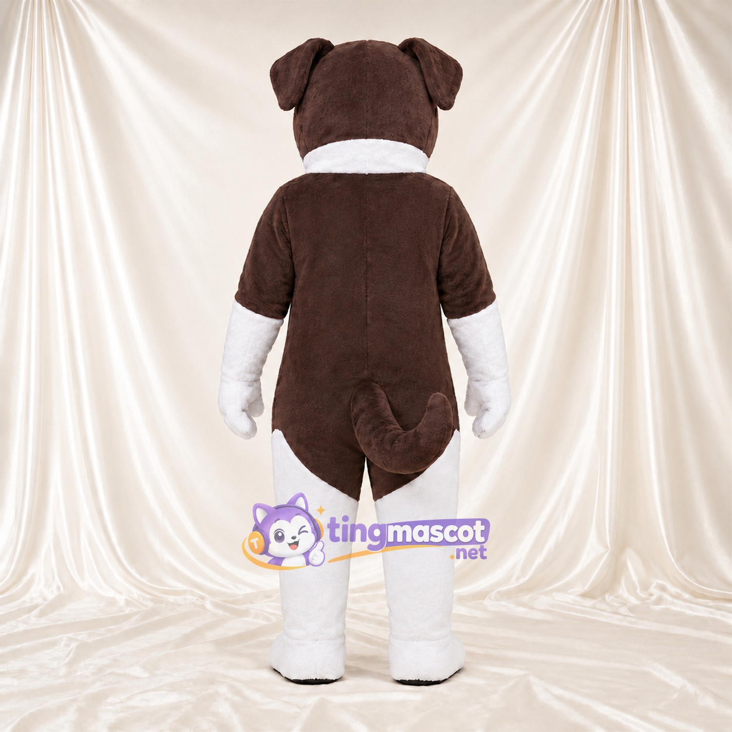 Costume de mascotte Bouledogue – marron / blanc – Gants (blanc); Langue (rouge) Costume de mascotte Bouledogue – marron / blanc – Gants (blanc); Langue (rouge)