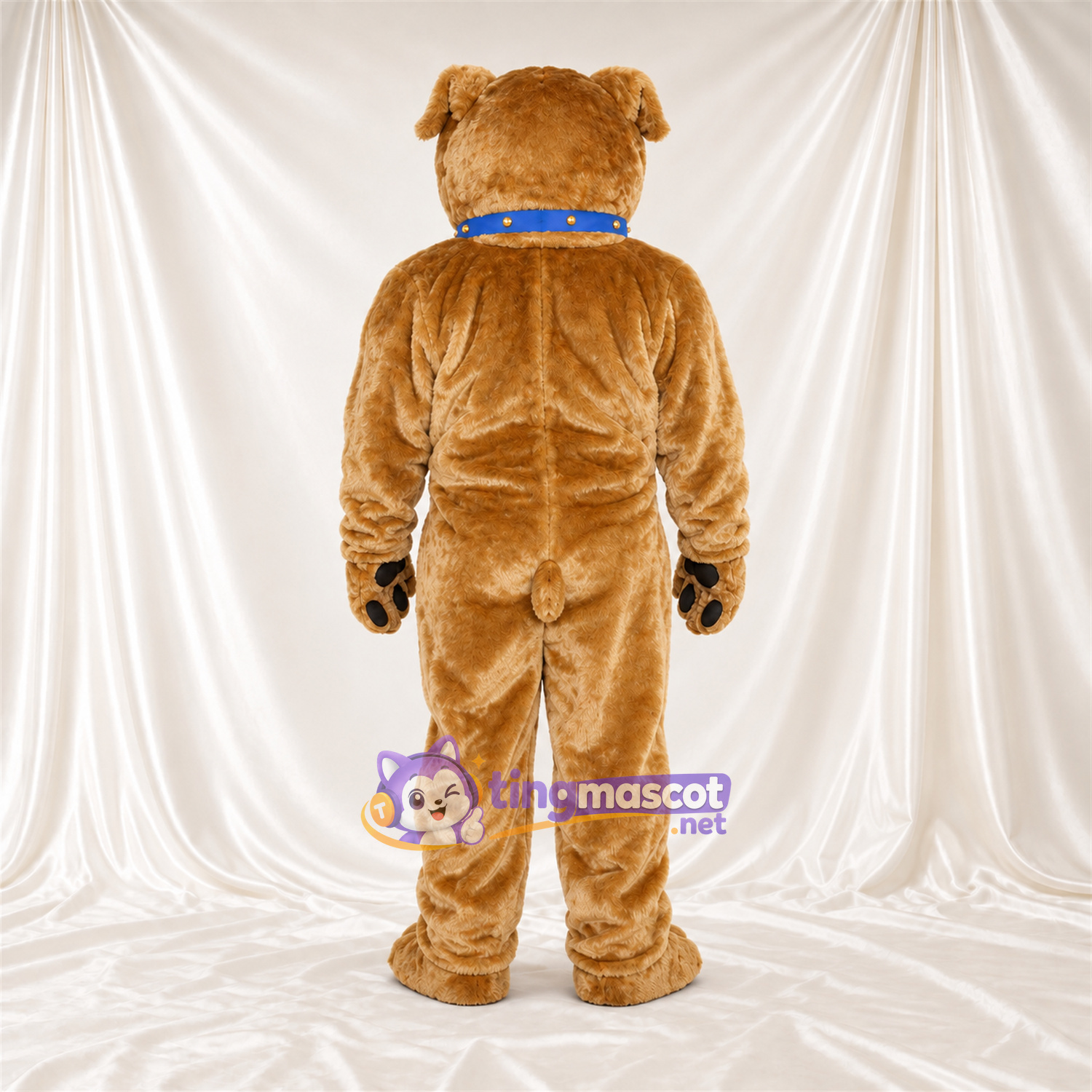 Costume de mascotte Bouledogue – brun clair – Col (bleu); Coussinets (noir) Costume de mascotte Bouledogue – brun clair – Col (bleu); Coussinets (noir)