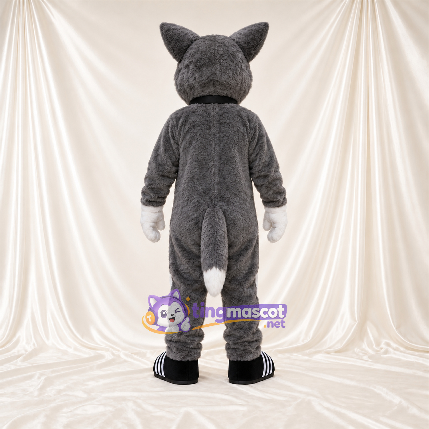 Costume de mascotte Husky – gris / blanc – Baskets (noir / blanc); Nœud papillon Costume de mascotte Husky – gris / blanc – Baskets (noir / blanc); Nœud papillon