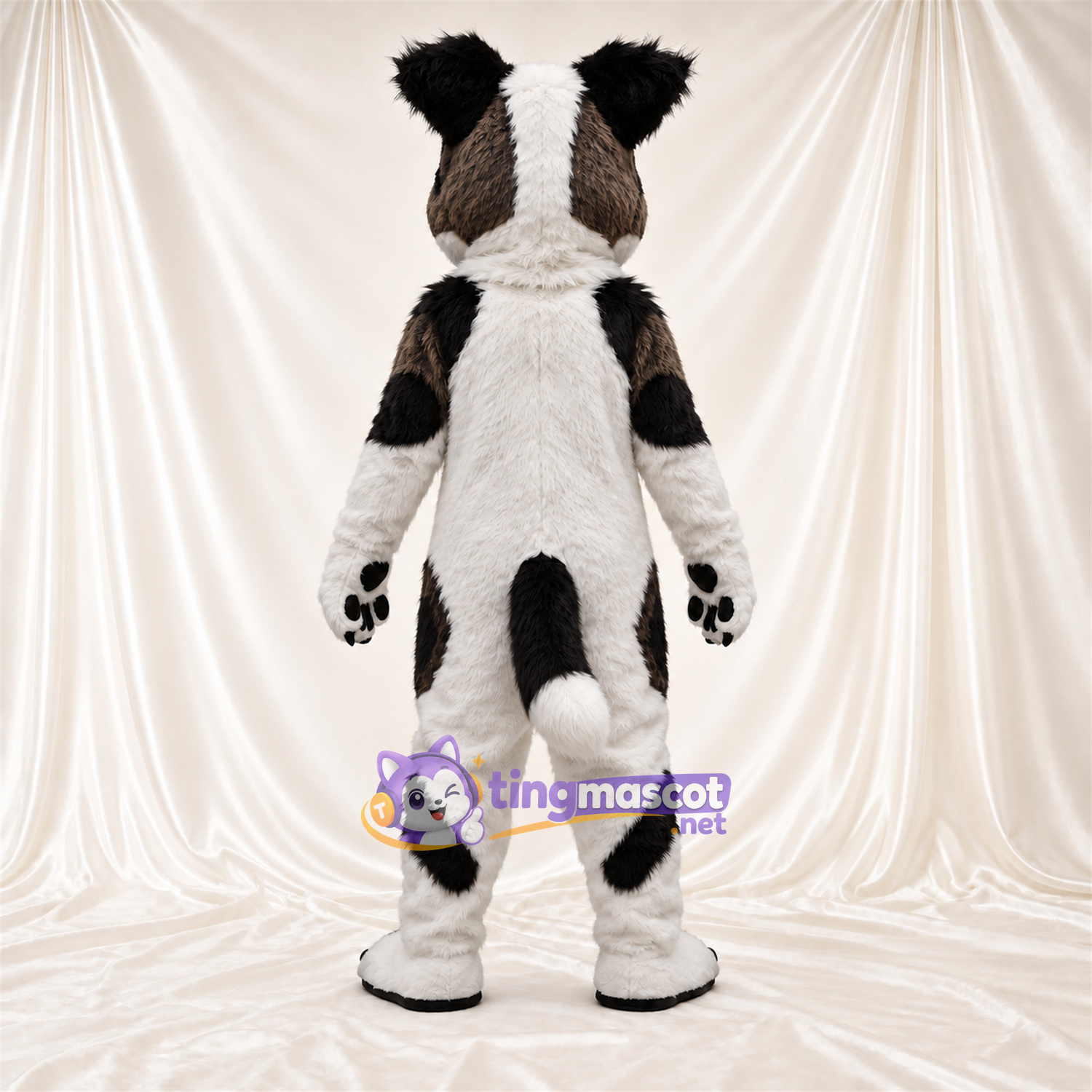 Costume de mascotte Chien – noir / blanc – Coussinets (noir); Langue (rose) Costume de mascotte Chien – noir / blanc – Coussinets (noir); Langue (rose)