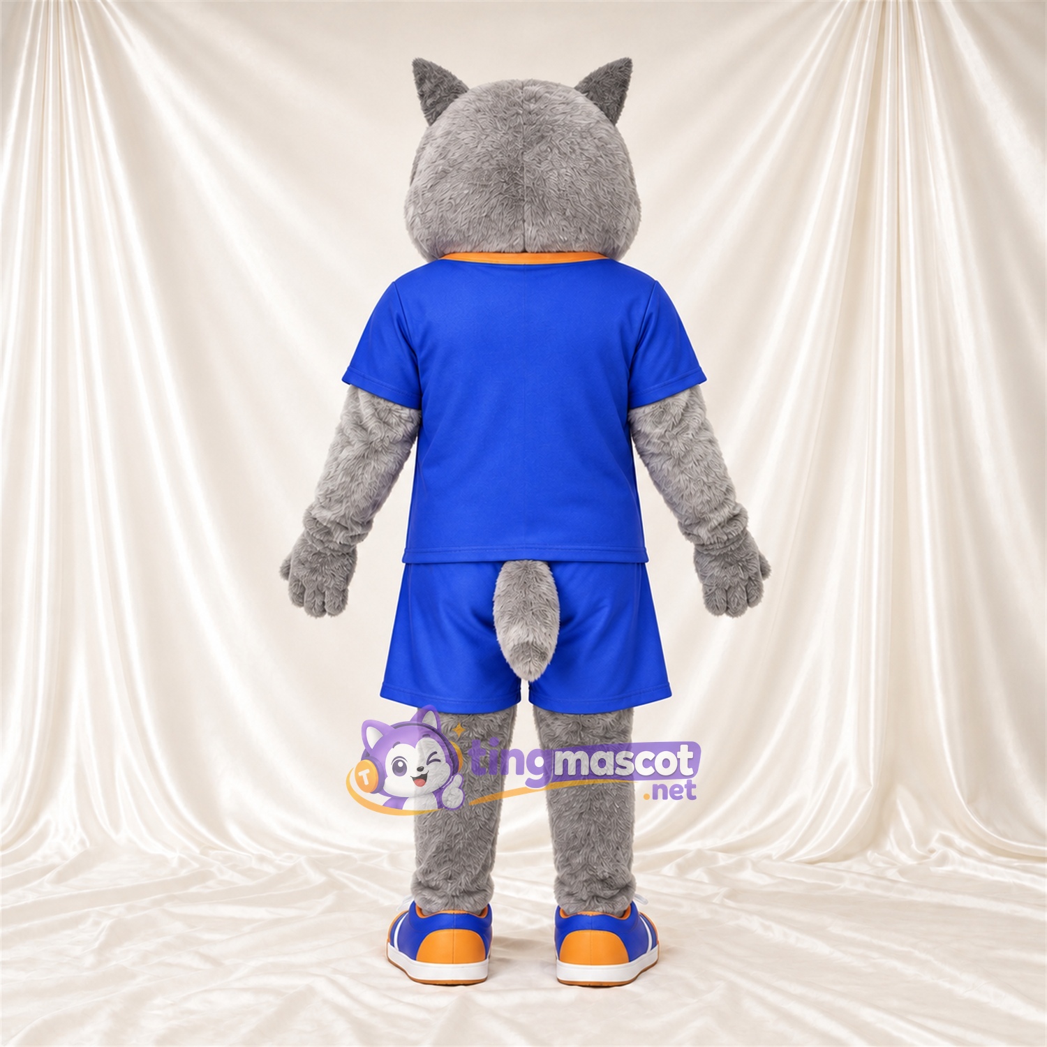 Costume de mascotte Chat sauvage – gris – Tenue de sport (bleu) Costume de mascotte Chat sauvage – gris – Tenue de sport (bleu)