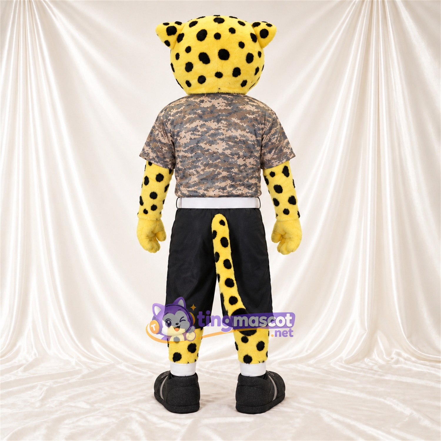 Maskottchenkostüm Gepard – gelb – Hemd (grau); Shorts (schwarz) Maskottchenkostüm Gepard – gelb – Hemd (grau); Shorts (schwarz)