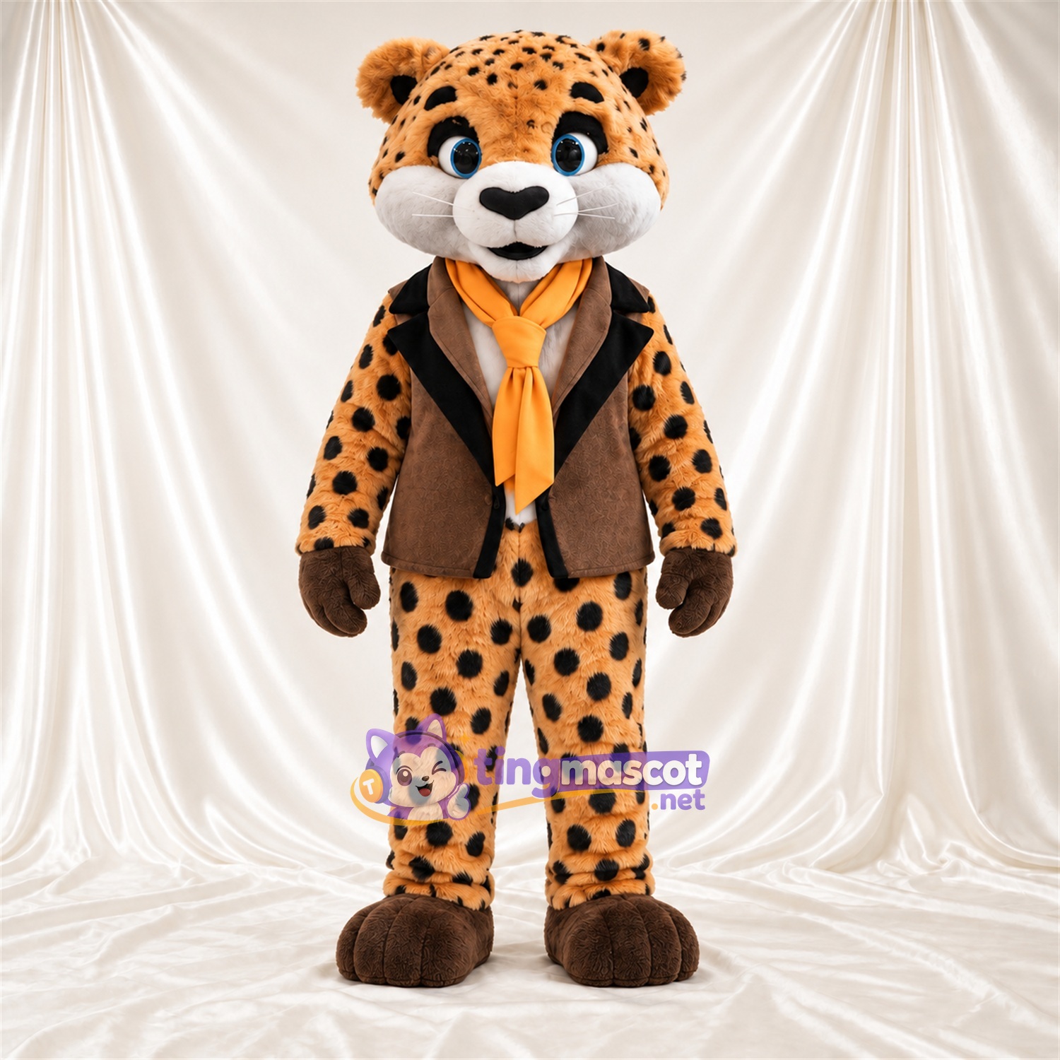 Maskottchenkostüm Gepard – hellbraun / schwarz – Weste (braun); Schal (orange) Maskottchenkostüm Gepard – hellbraun / schwarz – Weste (braun); Schal (orange)