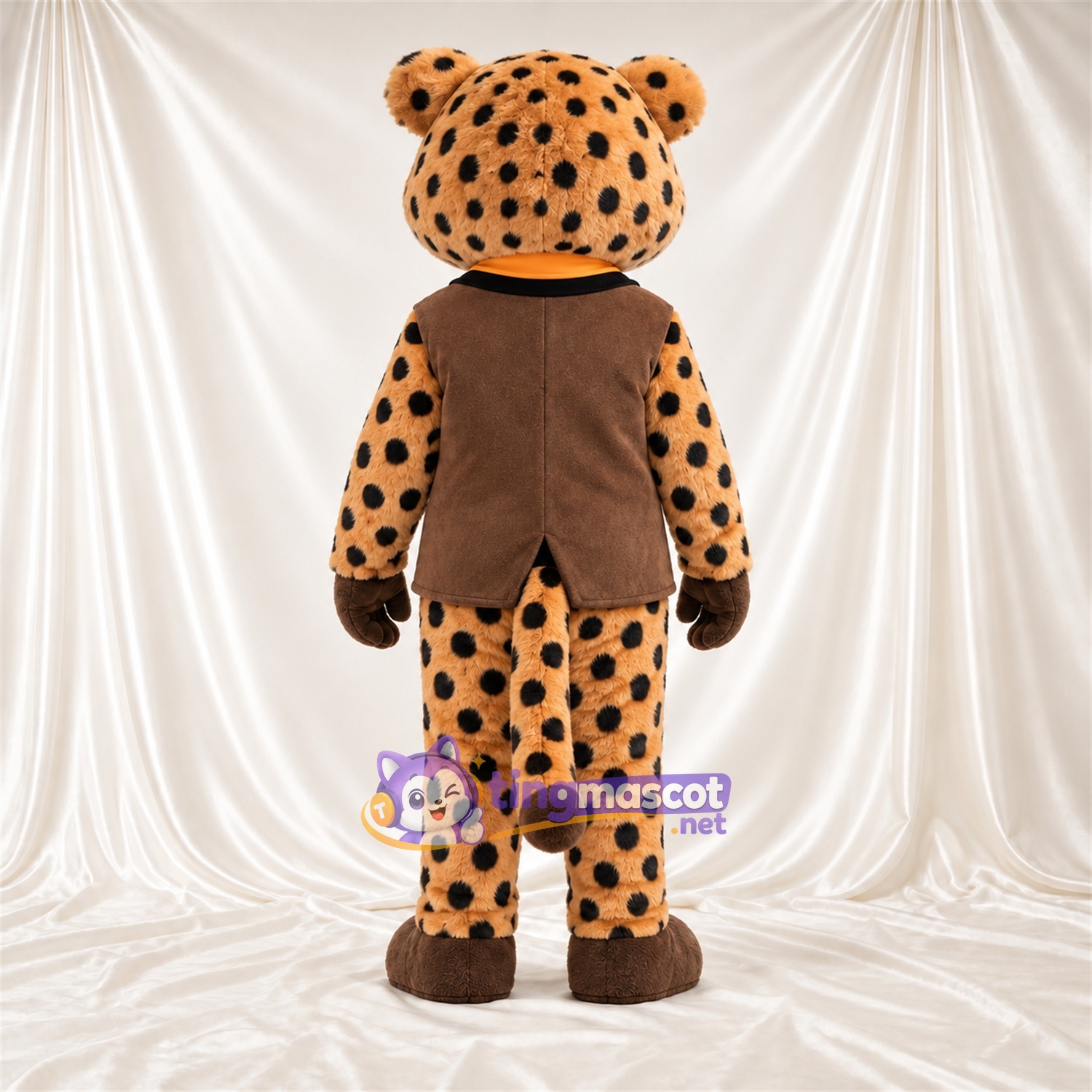 Maskottchenkostüm Gepard – hellbraun / schwarz – Weste (braun); Schal (orange) Maskottchenkostüm Gepard – hellbraun / schwarz – Weste (braun); Schal (orange)