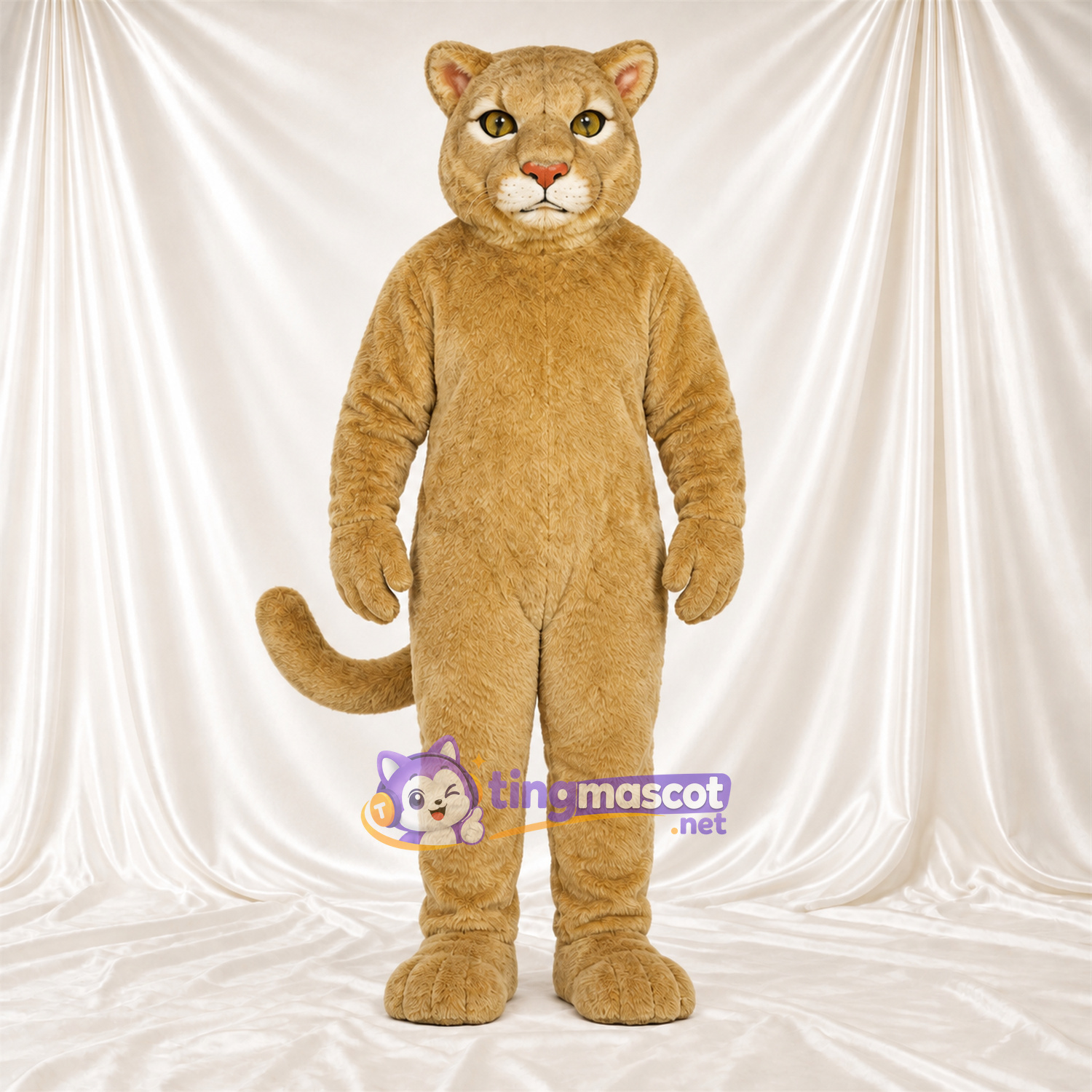 Costume de mascotte Chat sauvage – brun clair – Queue enroulée; Bouche fermée Costume de mascotte Chat sauvage – brun clair – Queue enroulée; Bouche fermée
