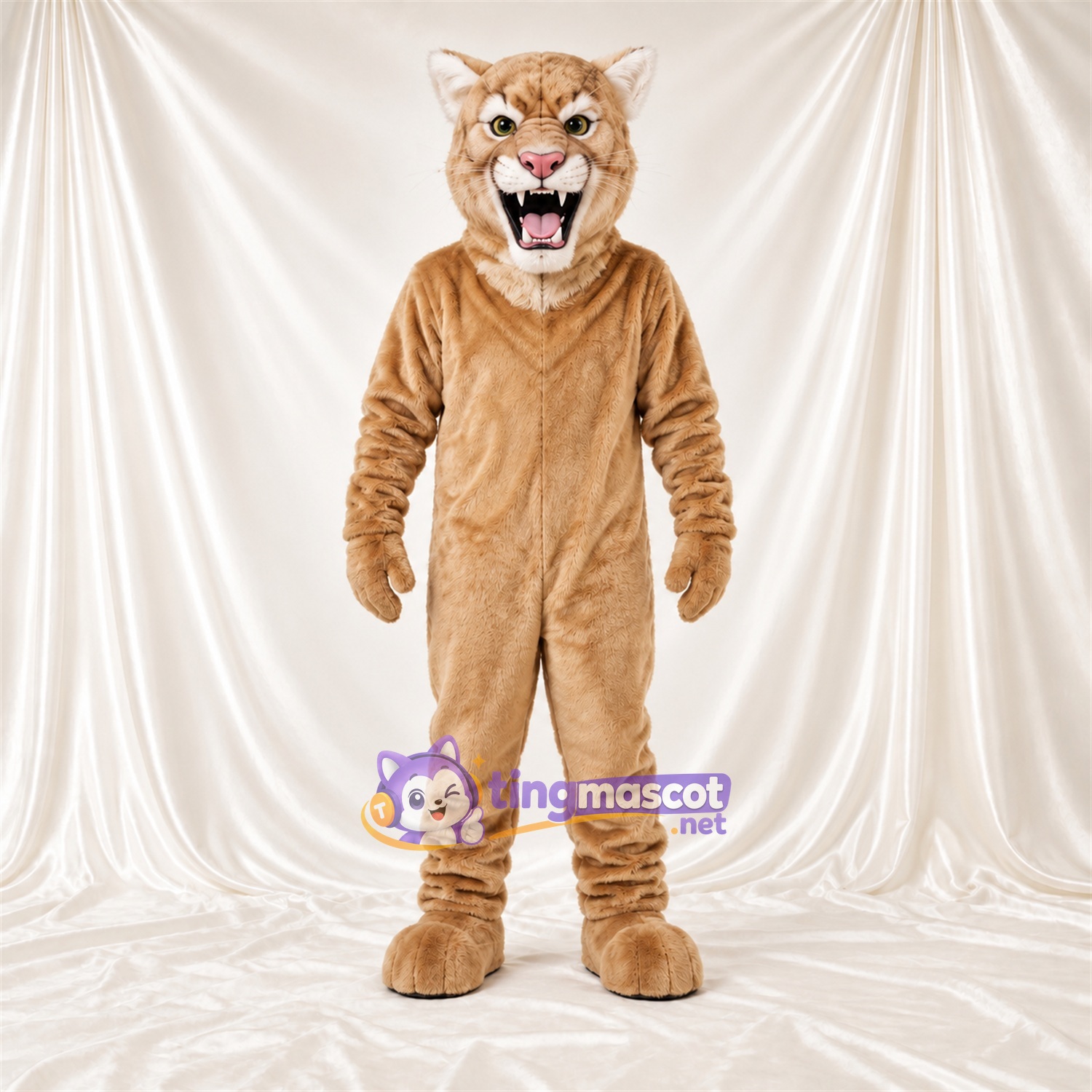 Costume de mascotte Chat sauvage – brun clair – Oreilles pointues; Crocs pointus Costume de mascotte Chat sauvage – brun clair – Oreilles pointues; Crocs pointus