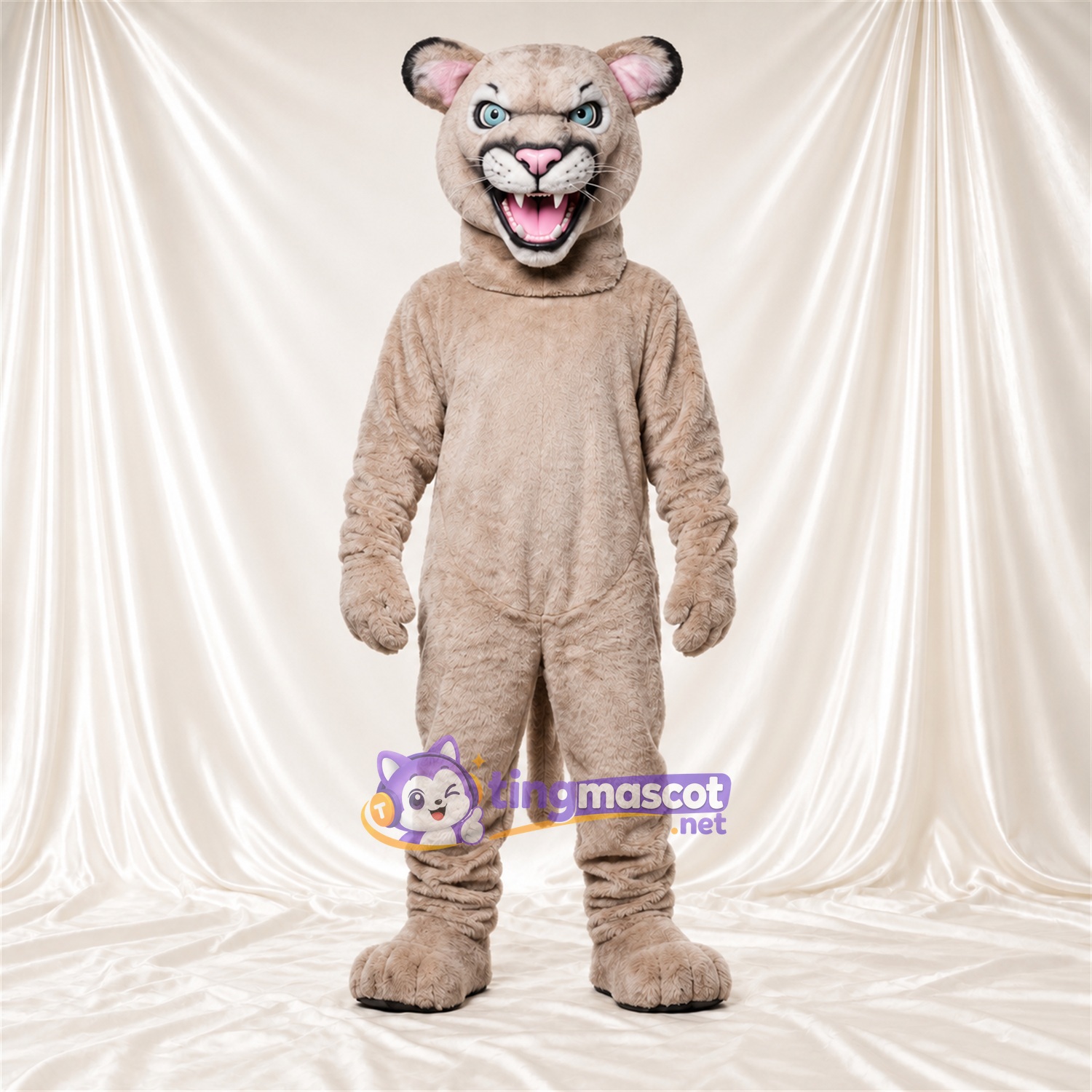 Costume de mascotte Chat sauvage – brun clair – Intérieur des oreilles (gris); Crocs pointus Costume de mascotte Chat sauvage – brun clair – Intérieur des oreilles (gris); Crocs pointus
