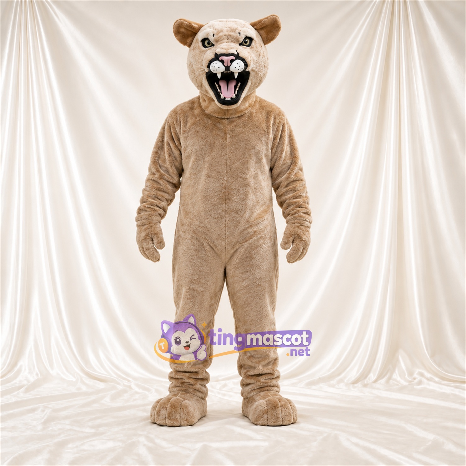 Costume de mascotte Chat sauvage – brun clair – Bouche ouverte; Crocs pointus Costume de mascotte Chat sauvage – brun clair – Bouche ouverte; Crocs pointus