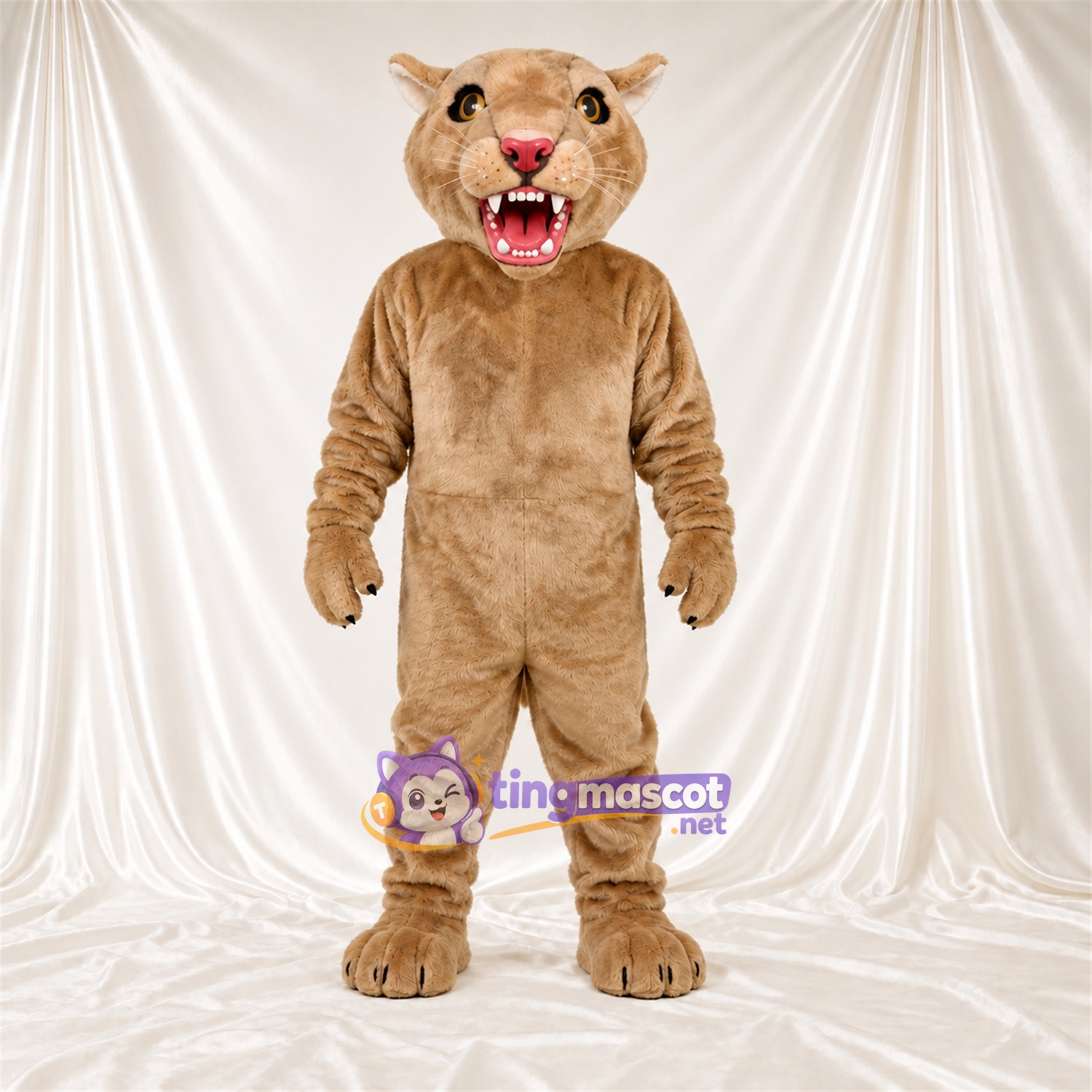 Costume de mascotte Chat sauvage – brun clair – Nez (rose); Crocs pointus Costume de mascotte Chat sauvage – brun clair – Nez (rose); Crocs pointus