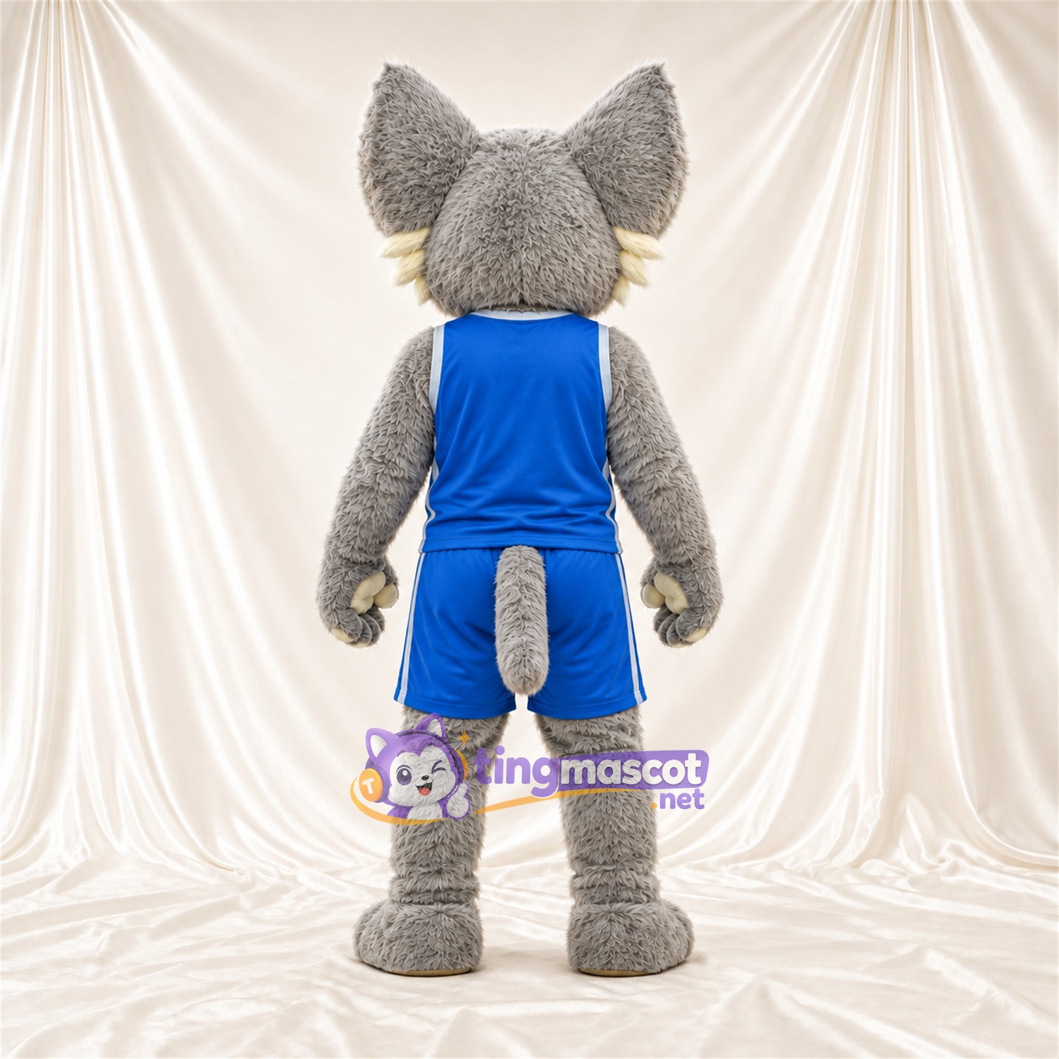 Costume de mascotte Chat sauvage – gris / blanc – Tenue de basket (bleu) Costume de mascotte Chat sauvage – gris / blanc – Tenue de basket (bleu)