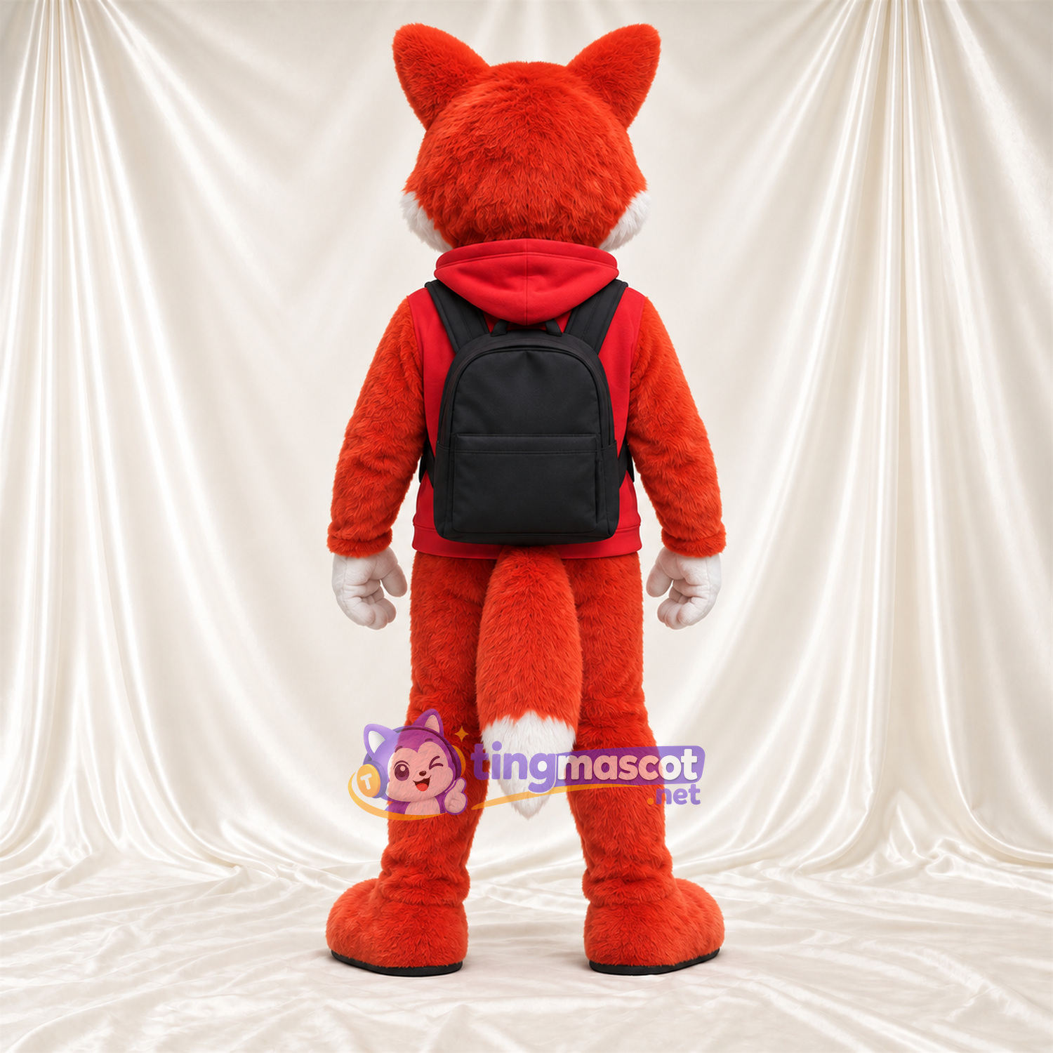 Maskottchenkostüm Fuchs – orange / weiß – Trainingsanzug (rot); Rucksack (schwarz) Maskottchenkostüm Fuchs – orange / weiß – Trainingsanzug (rot); Rucksack (schwarz)