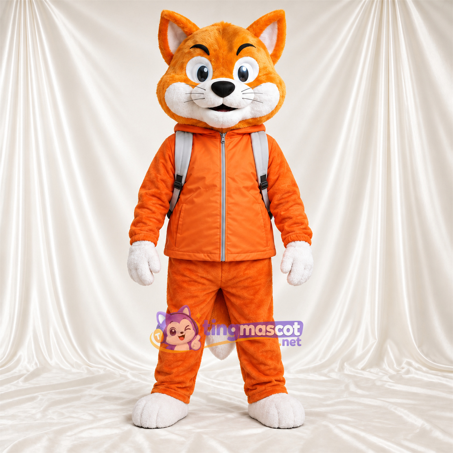 Maskottchenkostüm Fuchs – orange / weiß – Trainingsanzug (orange); Rucksack (grau) Maskottchenkostüm Fuchs – orange / weiß – Trainingsanzug (orange); Rucksack (grau)