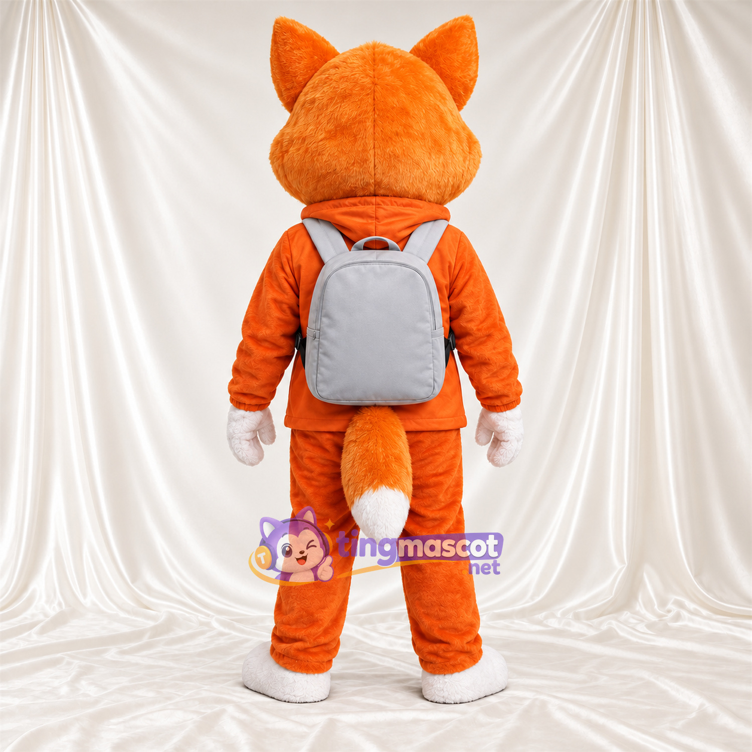 Maskottchenkostüm Fuchs – orange / weiß – Trainingsanzug (orange); Rucksack (grau) Maskottchenkostüm Fuchs – orange / weiß – Trainingsanzug (orange); Rucksack (grau)