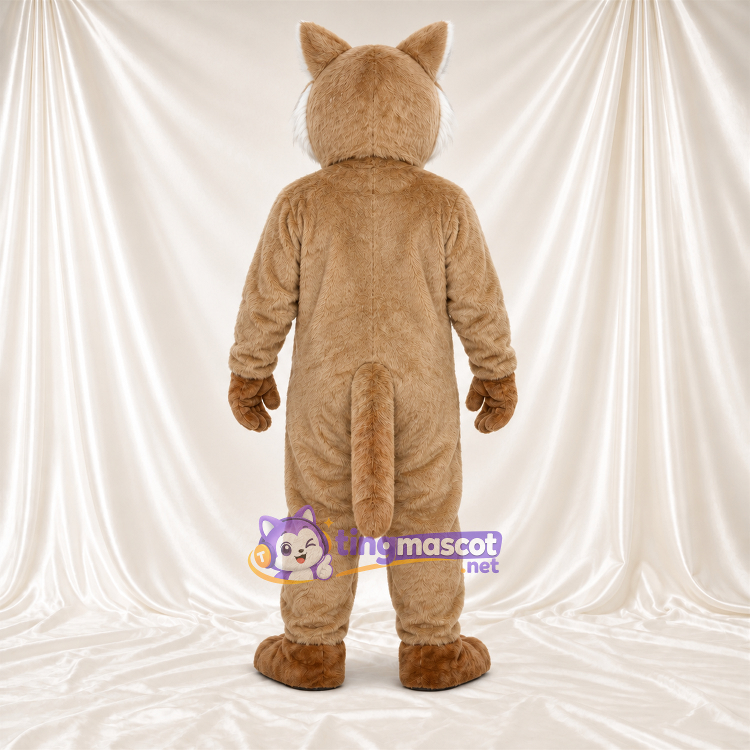 Costume de mascotte Chat sauvage – brun clair / blanc – Ventre (blanc); Crocs pointus Costume de mascotte Chat sauvage – brun clair / blanc – Ventre (blanc); Crocs pointus