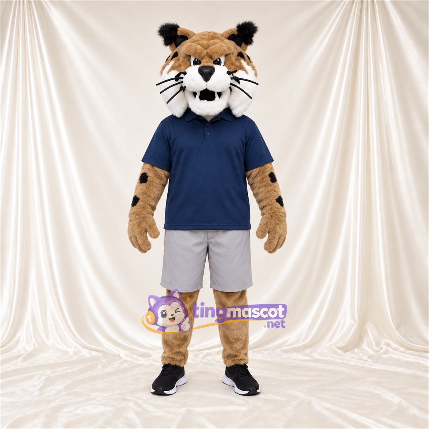 Costume de mascotte Lynx roux – brun clair – Chemise (bleu marine); Short (blanc) Costume de mascotte Lynx roux – brun clair – Chemise (bleu marine); Short (blanc)