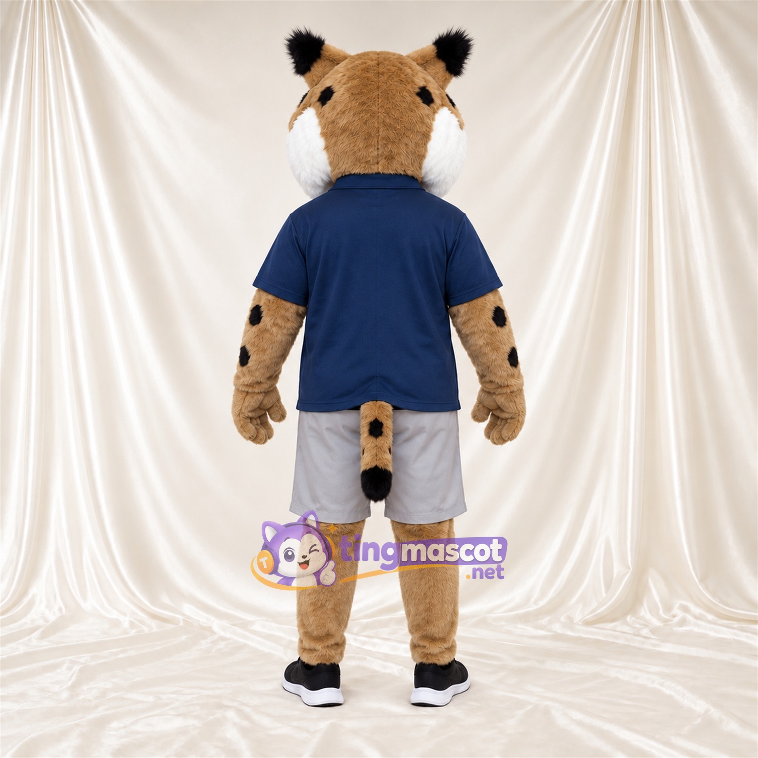 Costume de mascotte Lynx roux – brun clair – Chemise (bleu marine); Short (blanc) Costume de mascotte Lynx roux – brun clair – Chemise (bleu marine); Short (blanc)