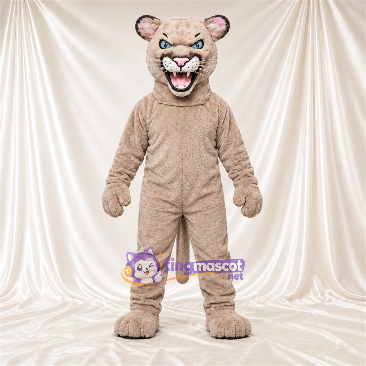 Costume de mascotte Chat sauvage – brun clair – Intérieur des oreilles (gris); Crocs pointus Costume de mascotte Chat sauvage – brun clair – Intérieur des oreilles (gris); Crocs pointus